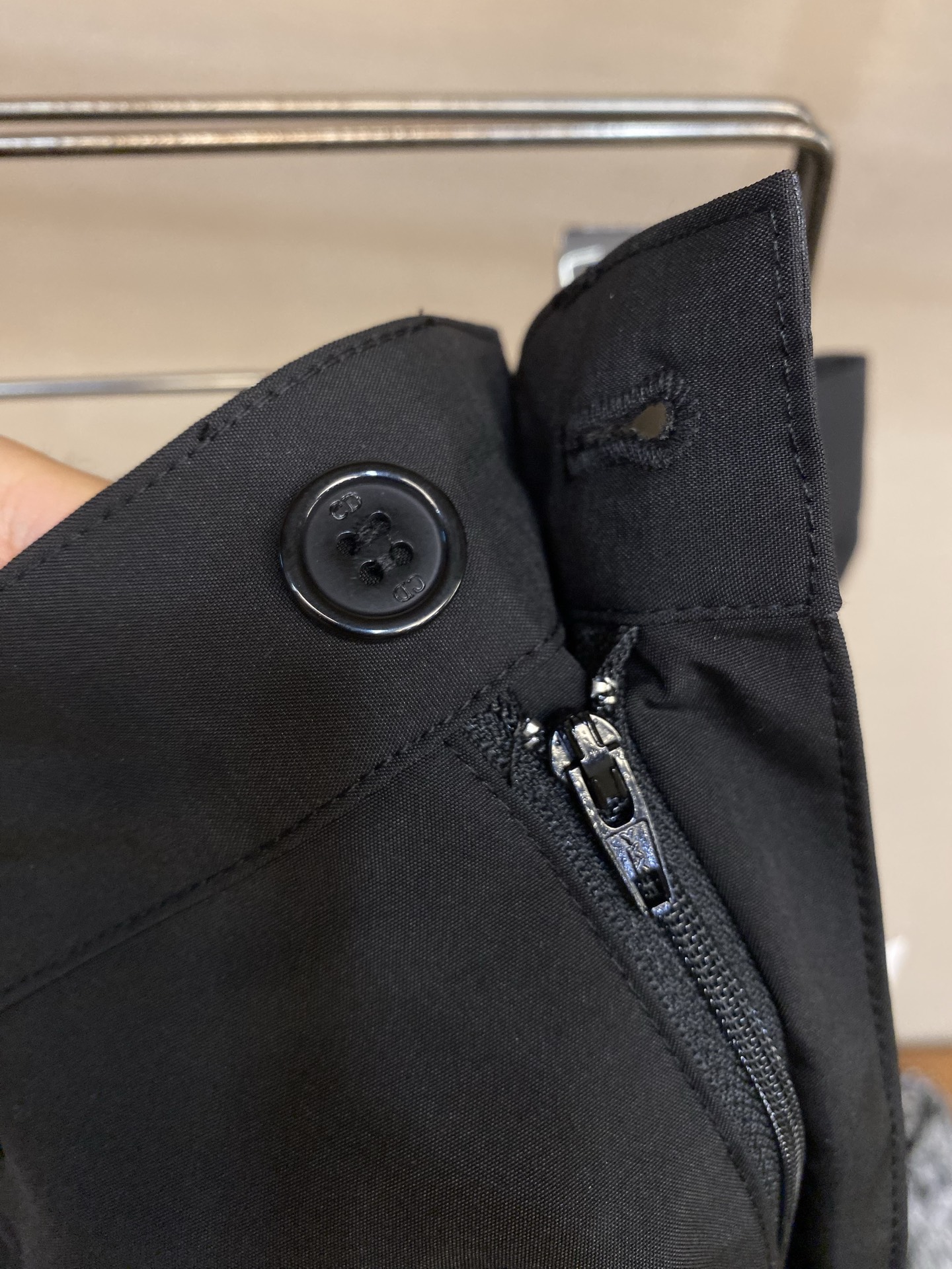 🌟🌟Dior，春夏新品工装短裤，前中拉链开合，棉质细纹面料，logo五金标识。两侧有袋，前中腰绳可系松紧