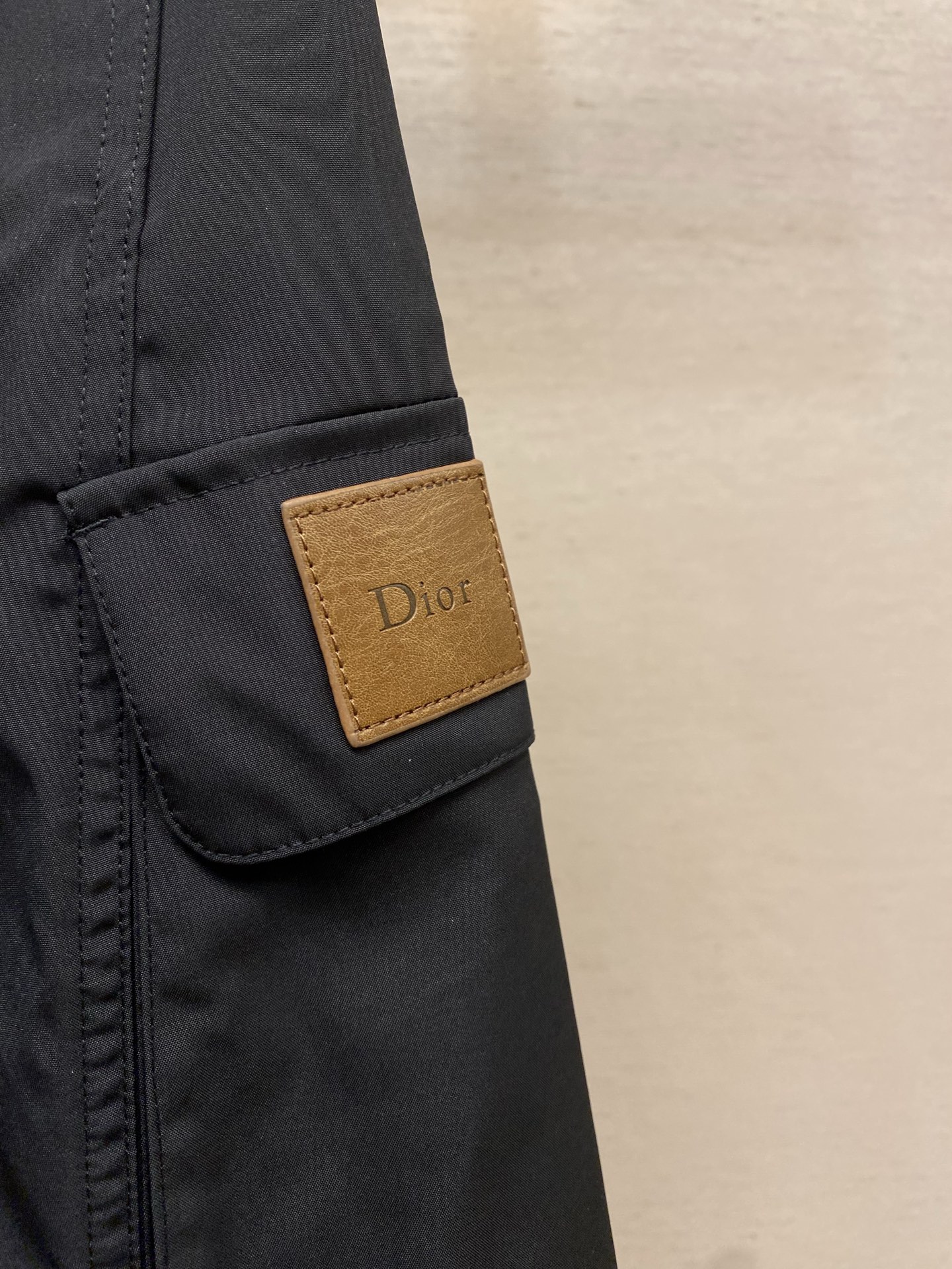 🌟🌟Dior，春夏新品工装短裤，前中拉链开合，棉质细纹面料，logo五金标识。两侧有袋，前中腰绳可系松紧