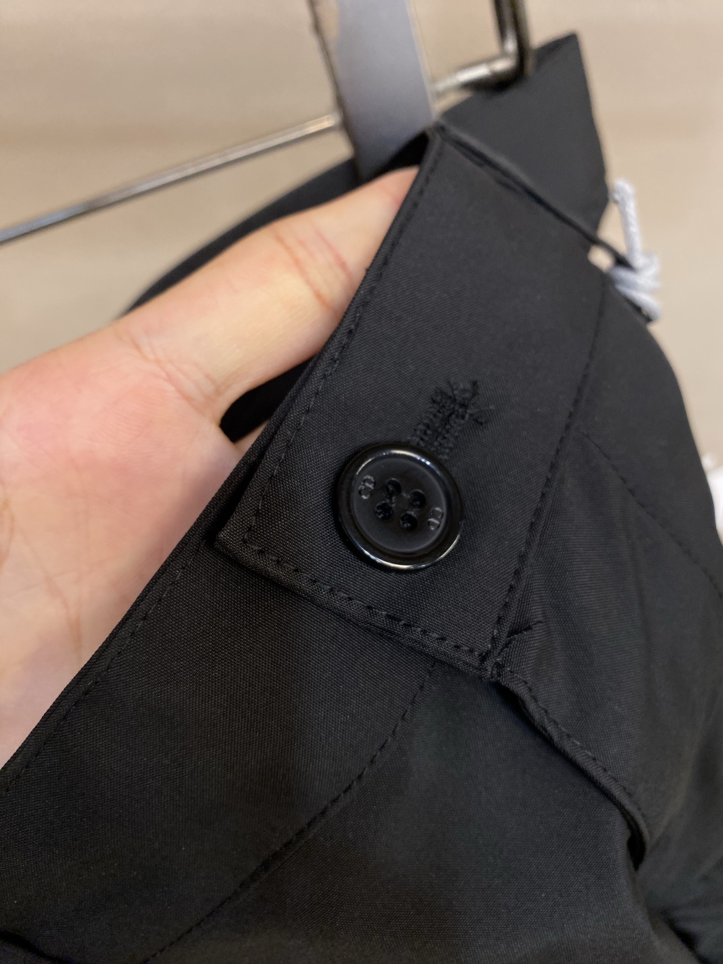 🌟🌟Dior，春夏新品工装短裤，前中拉链开合，棉质细纹面料，logo五金标识。两侧有袋，前中腰绳可系松紧