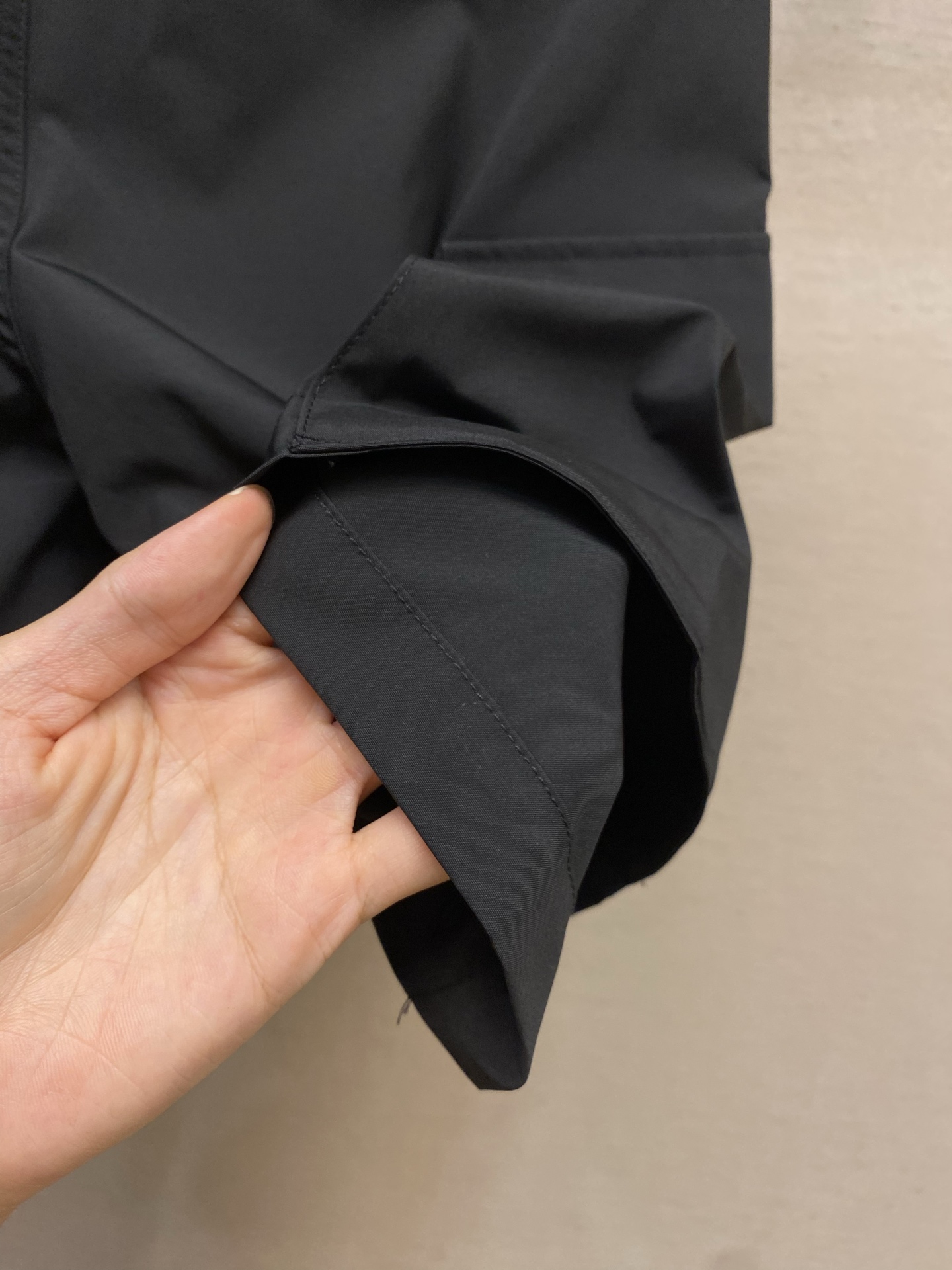 🌟🌟Dior，春夏新品工装短裤，前中拉链开合，棉质细纹面料，logo五金标识。两侧有袋，前中腰绳可系松紧
