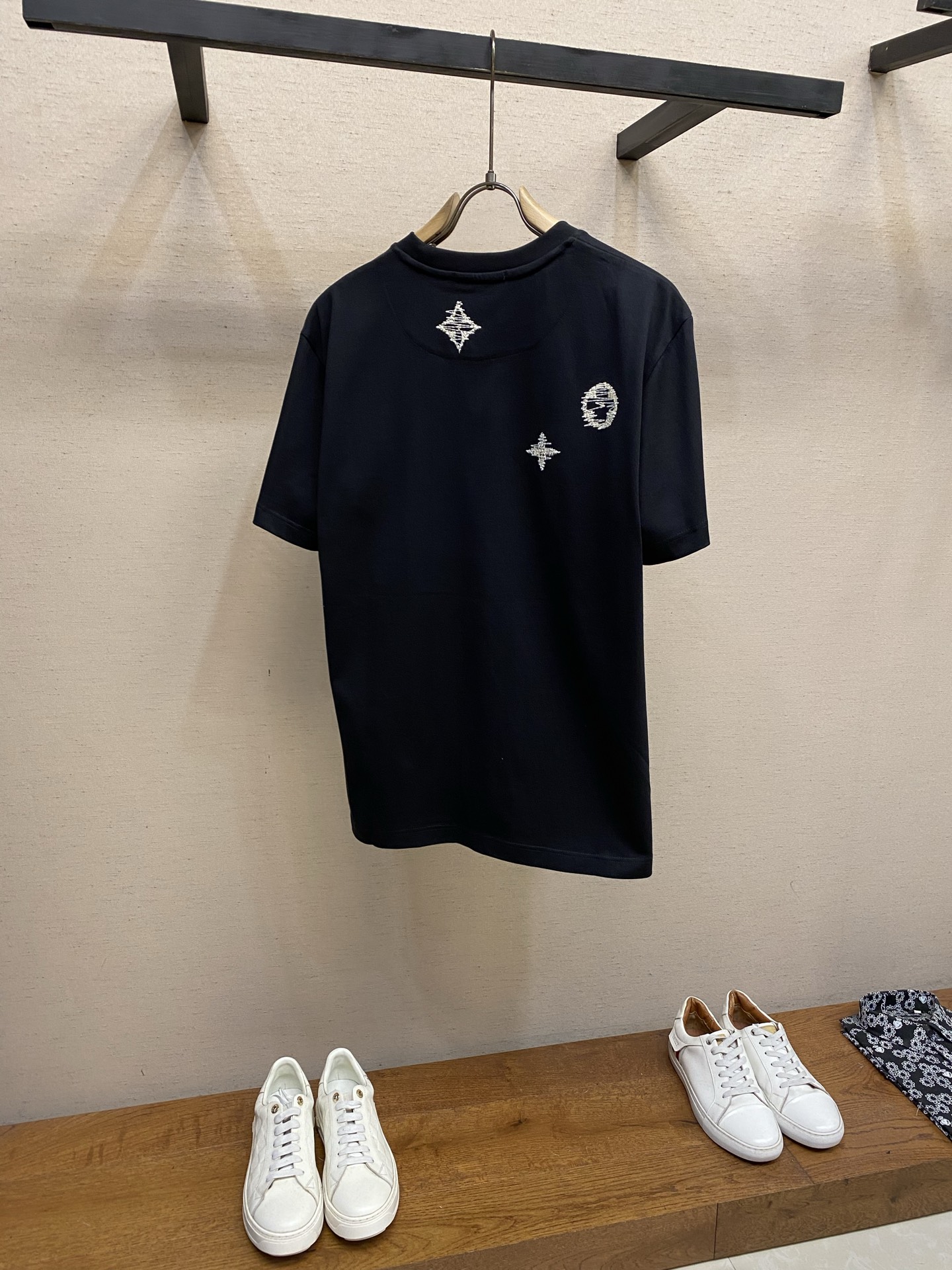 🌟🌟 1V，路易家2026FW 本款轻盈夏日棉质T恤质感柔和，饰有本系列标志性 MonogramSash