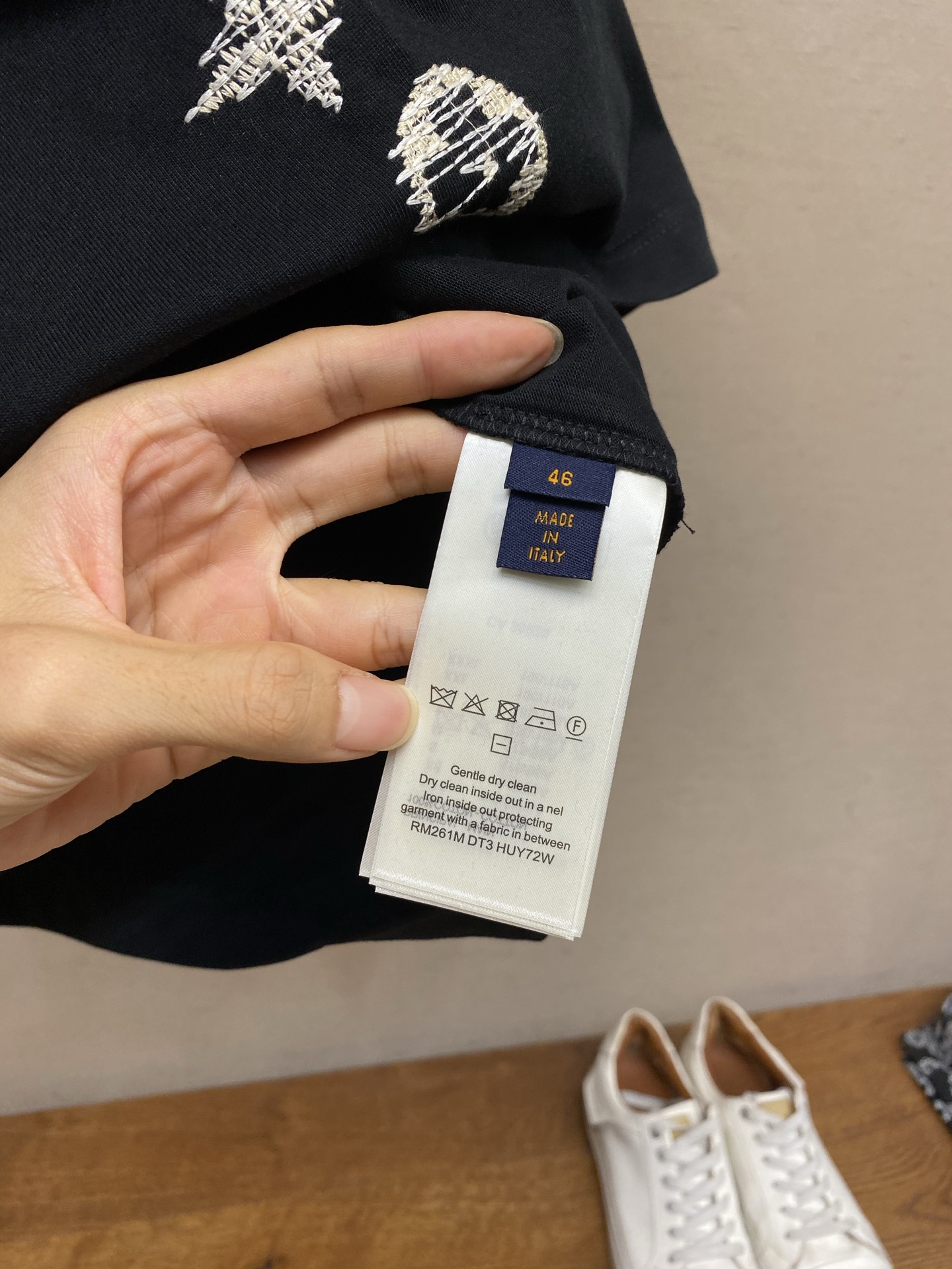 🌟🌟 1V，路易家2026FW 本款轻盈夏日棉质T恤质感柔和，饰有本系列标志性 MonogramSash