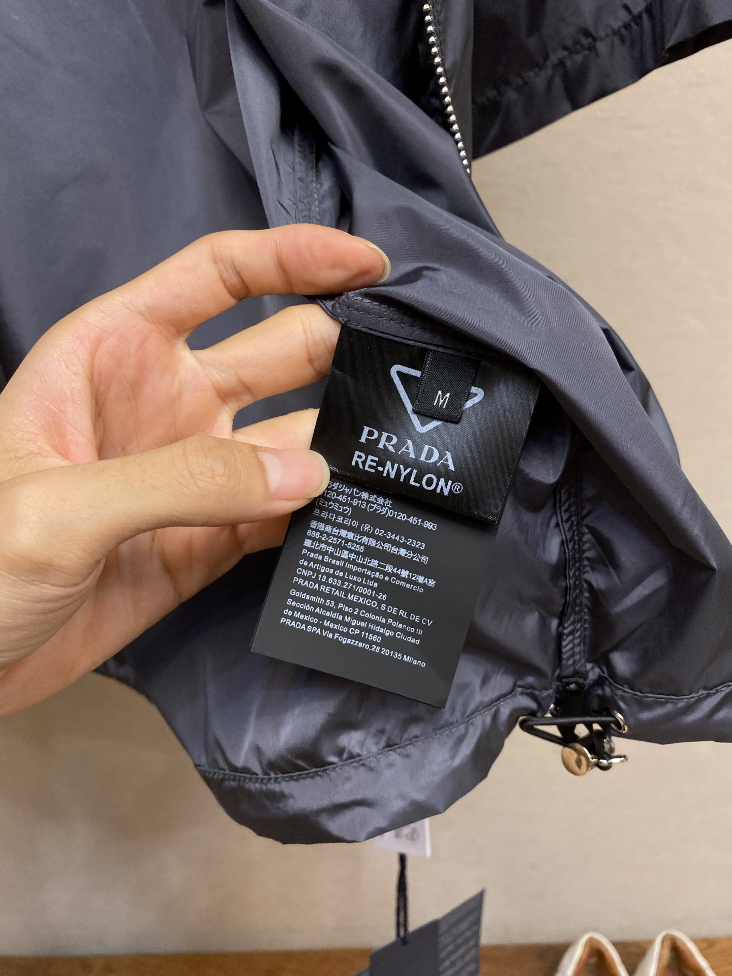 🌟🌟 Prada，极简短袖衬衫这款短袖衬衫将实用细节与运动元素相结合 面料采用再生尼龙 比常用的面料都要
