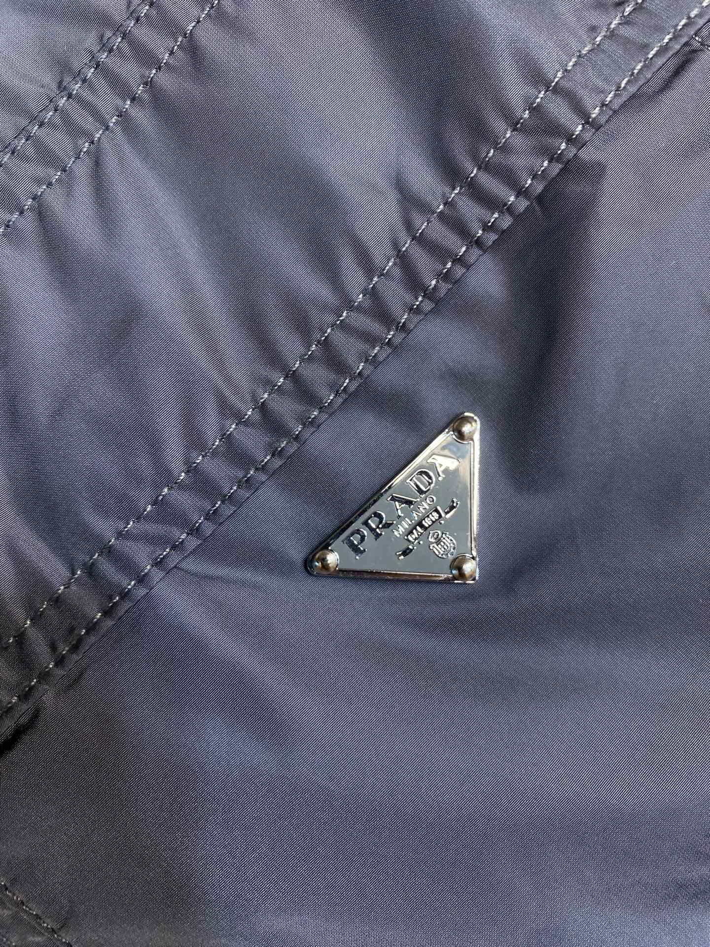 🌟🌟 Prada，极简短袖衬衫这款短袖衬衫将实用细节与运动元素相结合 面料采用再生尼龙 比常用的面料都要