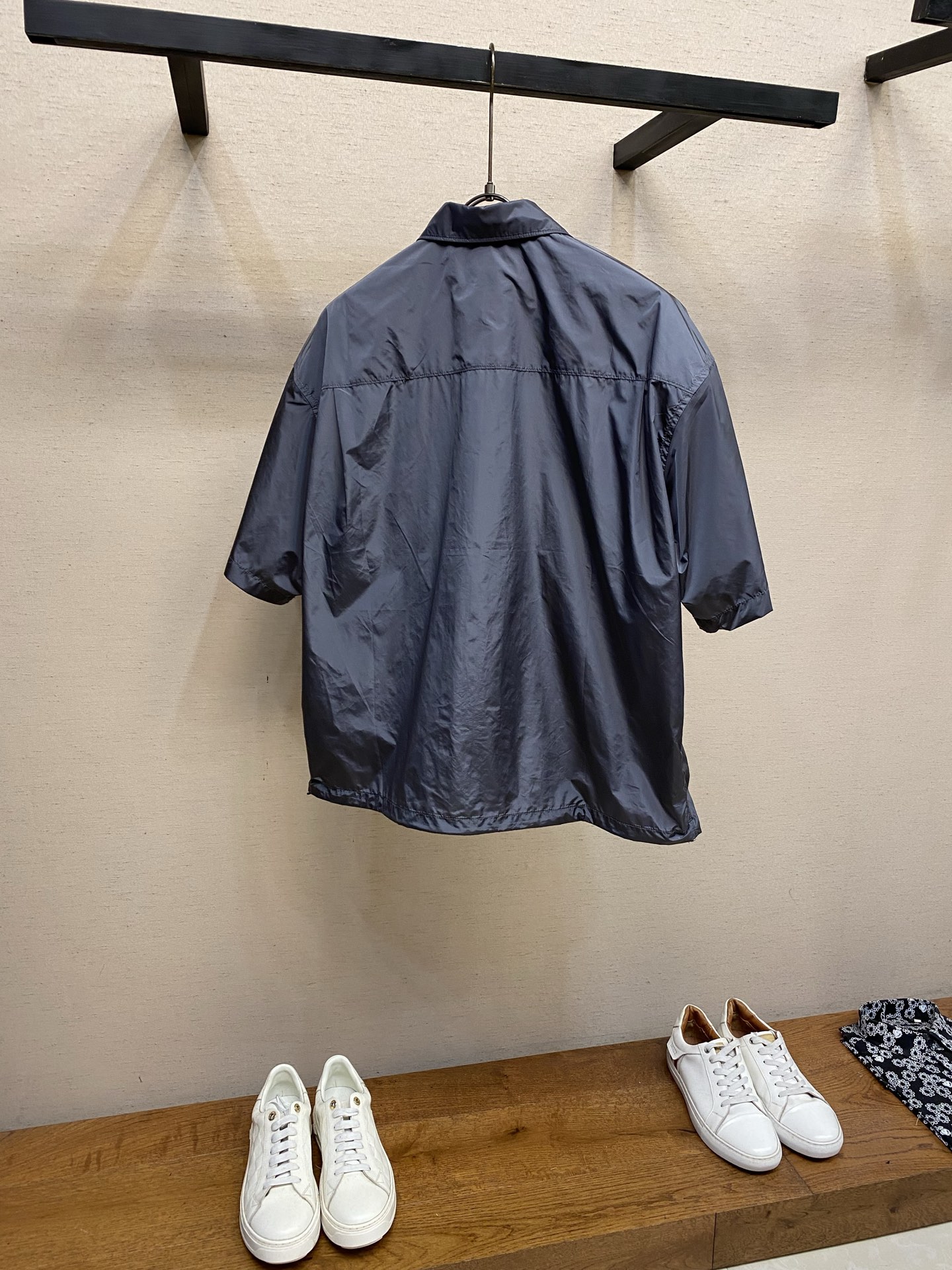 🌟🌟 Prada，极简短袖衬衫这款短袖衬衫将实用细节与运动元素相结合 面料采用再生尼龙 比常用的面料都要