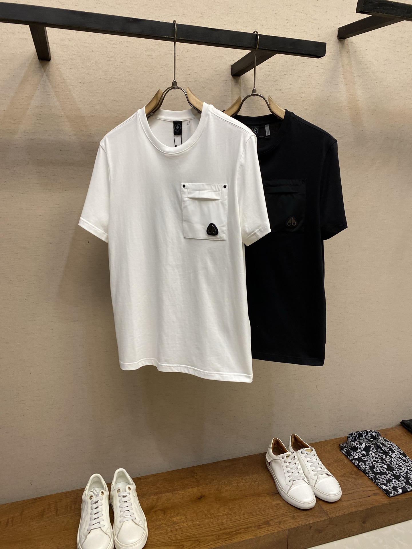 🌟🌟，Moose Kn工装贴袋短袖面料选择：选用高支双纱精梳针织棉，定织平纹针织坯布。高密双纱纺织结构，