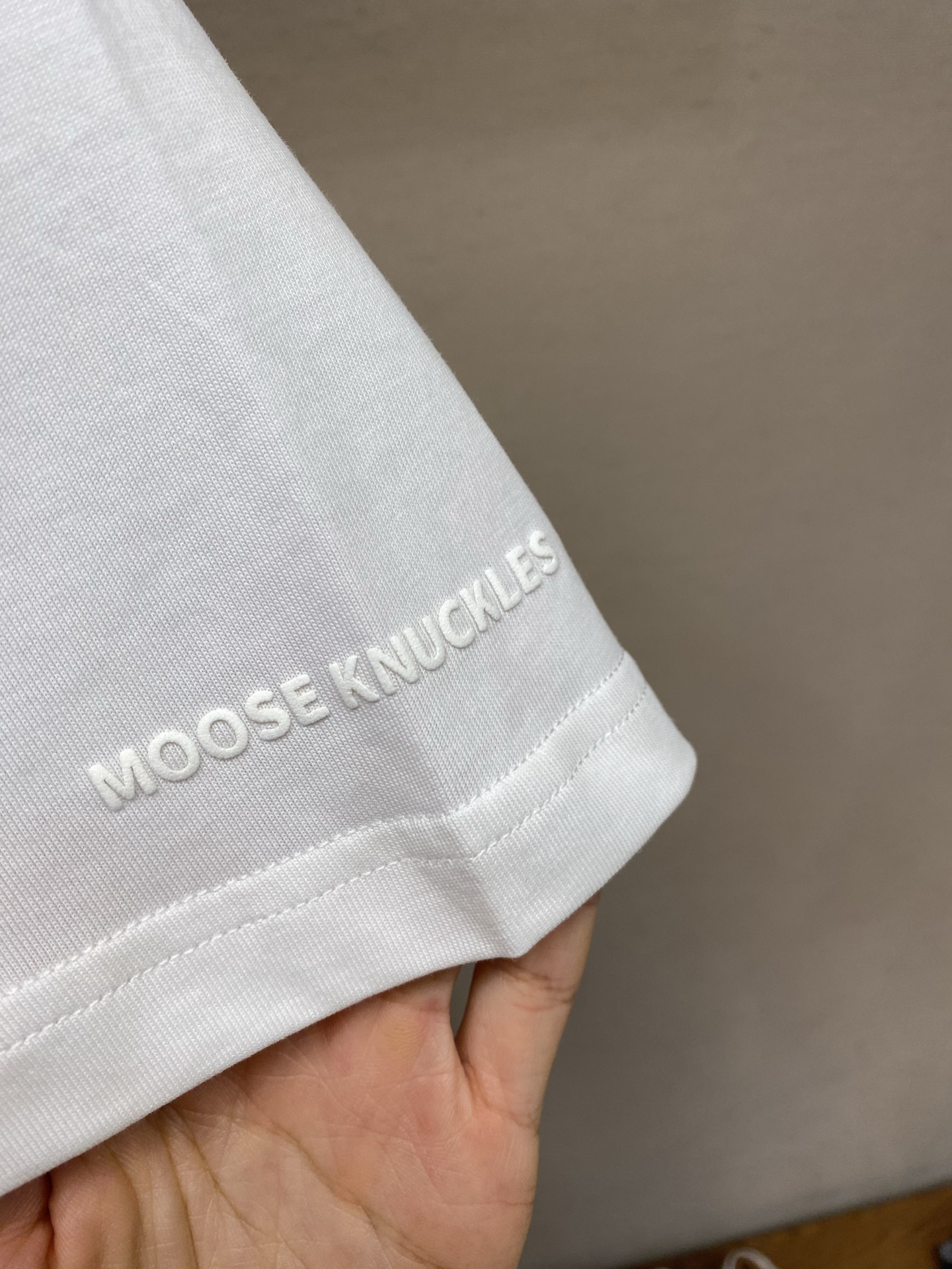 🌟🌟，Moose Kn工装贴袋短袖面料选择：选用高支双纱精梳针织棉，定织平纹针织坯布。高密双纱纺织结构，