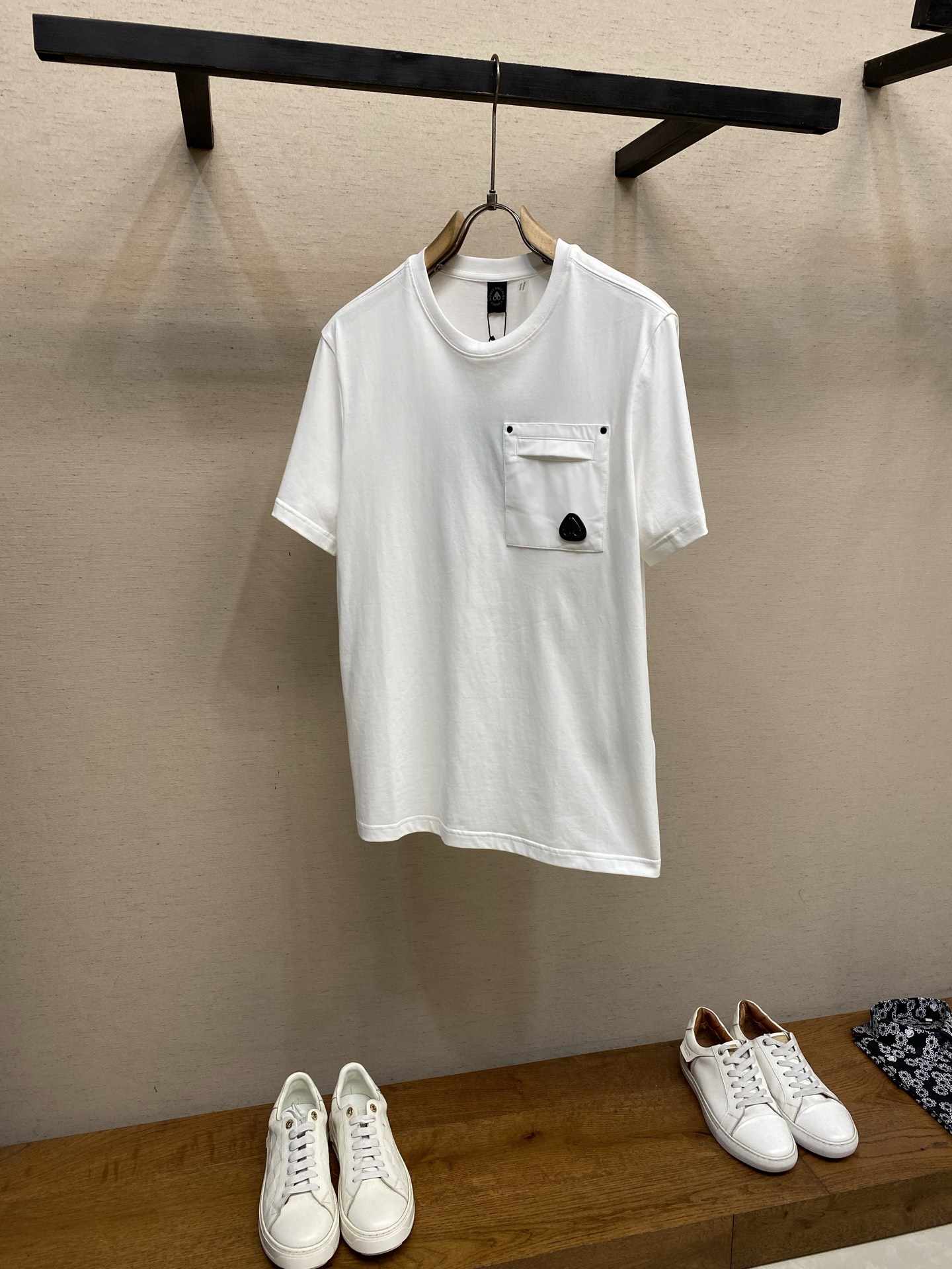 🌟🌟，Moose Kn工装贴袋短袖面料选择：选用高支双纱精梳针织棉，定织平纹针织坯布。高密双纱纺织结构，