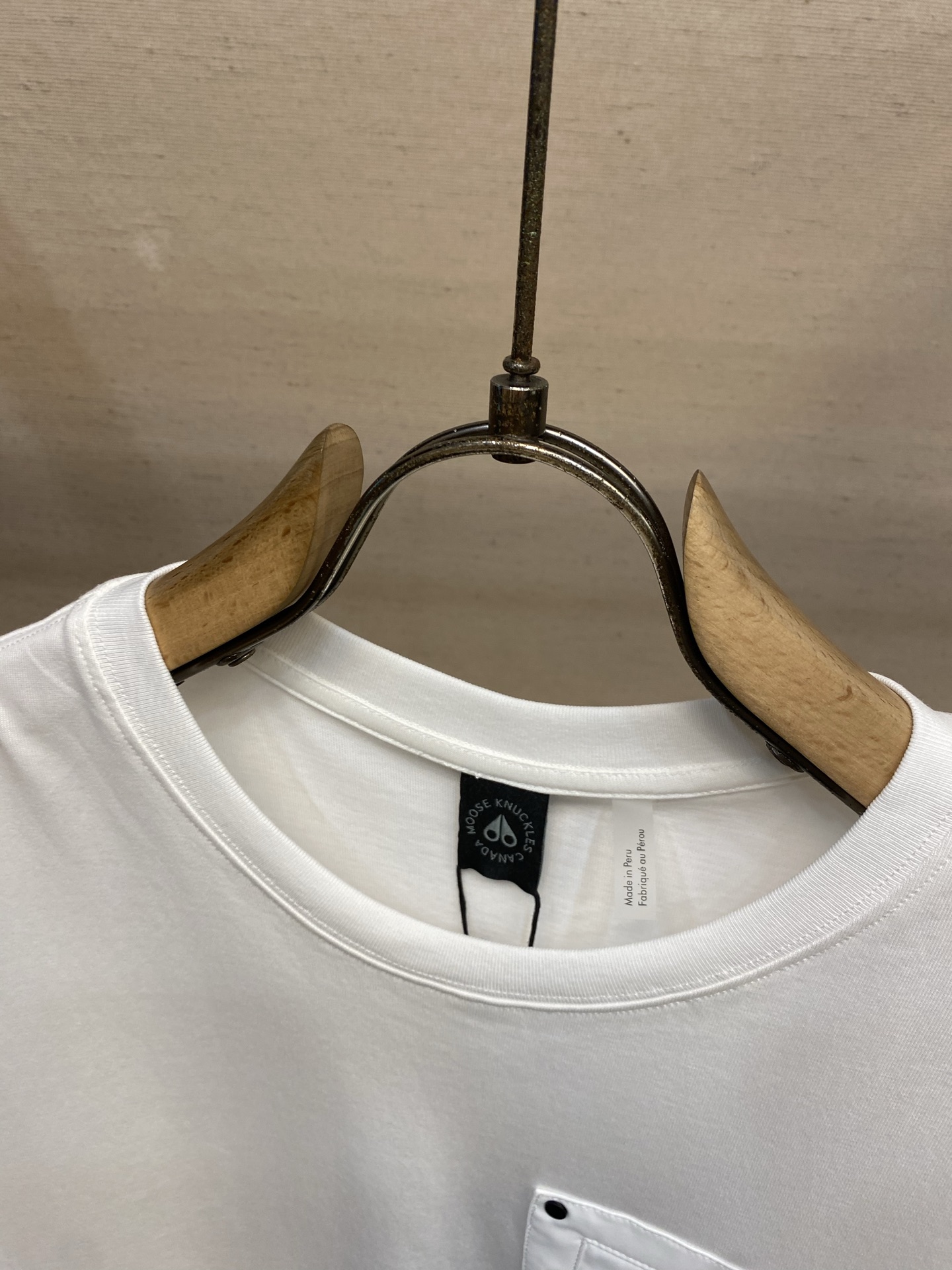 🌟🌟，Moose Kn工装贴袋短袖面料选择：选用高支双纱精梳针织棉，定织平纹针织坯布。高密双纱纺织结构，