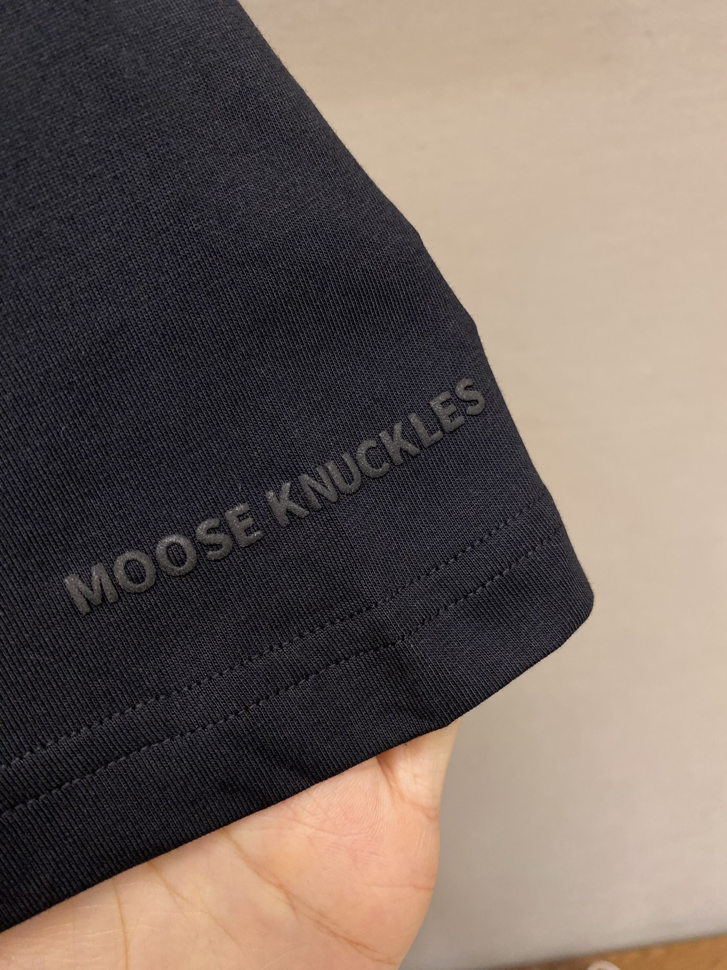 🌟🌟，Moose Kn工装贴袋短袖面料选择：选用高支双纱精梳针织棉，定织平纹针织坯布。高密双纱纺织结构，