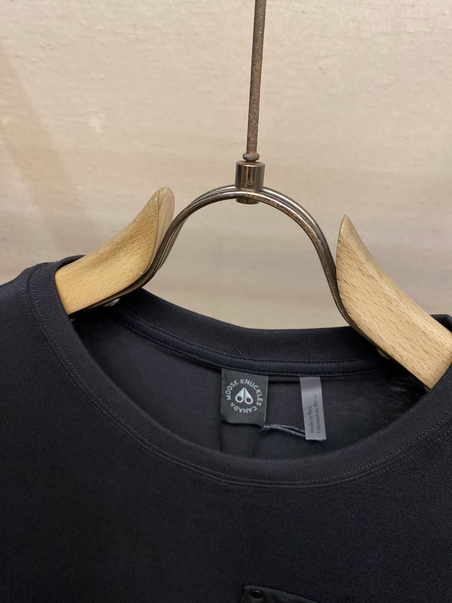 🌟🌟，Moose Kn工装贴袋短袖面料选择：选用高支双纱精梳针织棉，定织平纹针织坯布。高密双纱纺织结构，