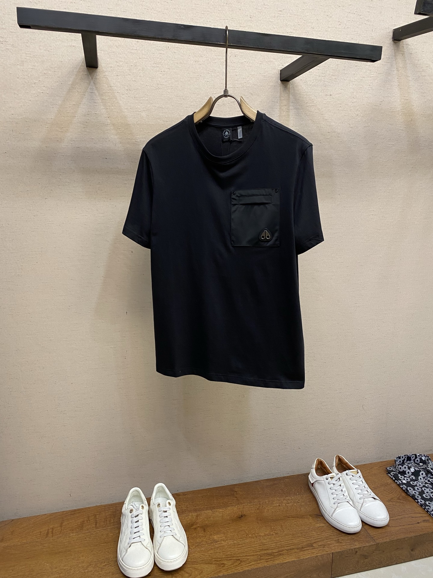 🌟🌟，Moose Kn工装贴袋短袖面料选择：选用高支双纱精梳针织棉，定织平纹针织坯布。高密双纱纺织结构，