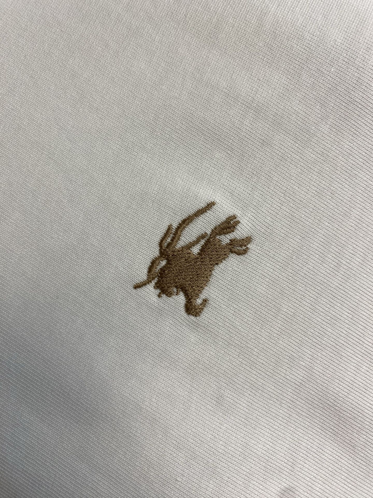 🌟🌟BBR，格纹袖口战马刺绣短袖面料选择：采用100%双股精梳纯棉针织面料，通过双股纱线交错织法，形成紧