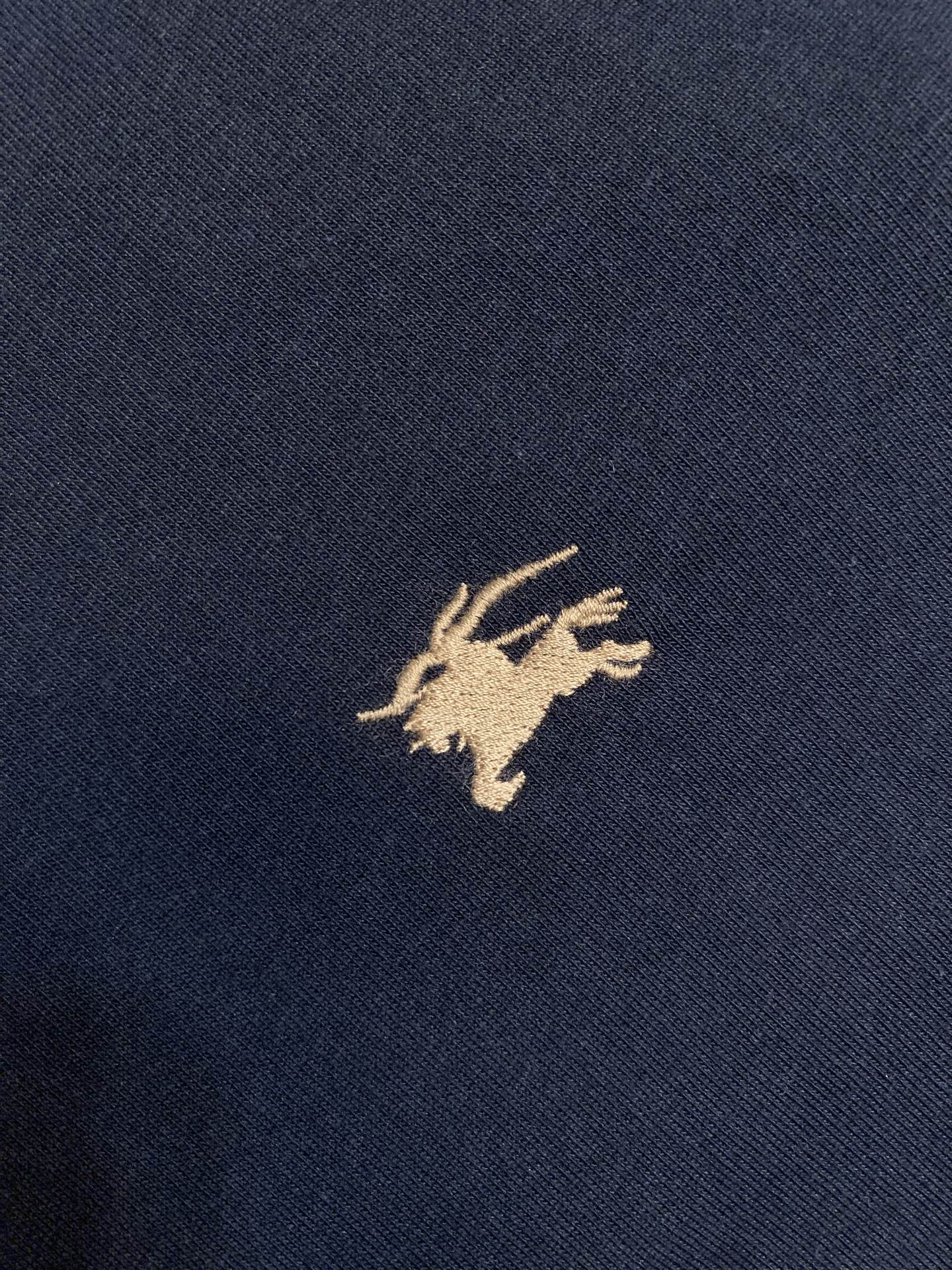 🌟🌟BBR，格纹袖口战马刺绣短袖面料选择：采用100%双股精梳纯棉针织面料，通过双股纱线交错织法，形成紧