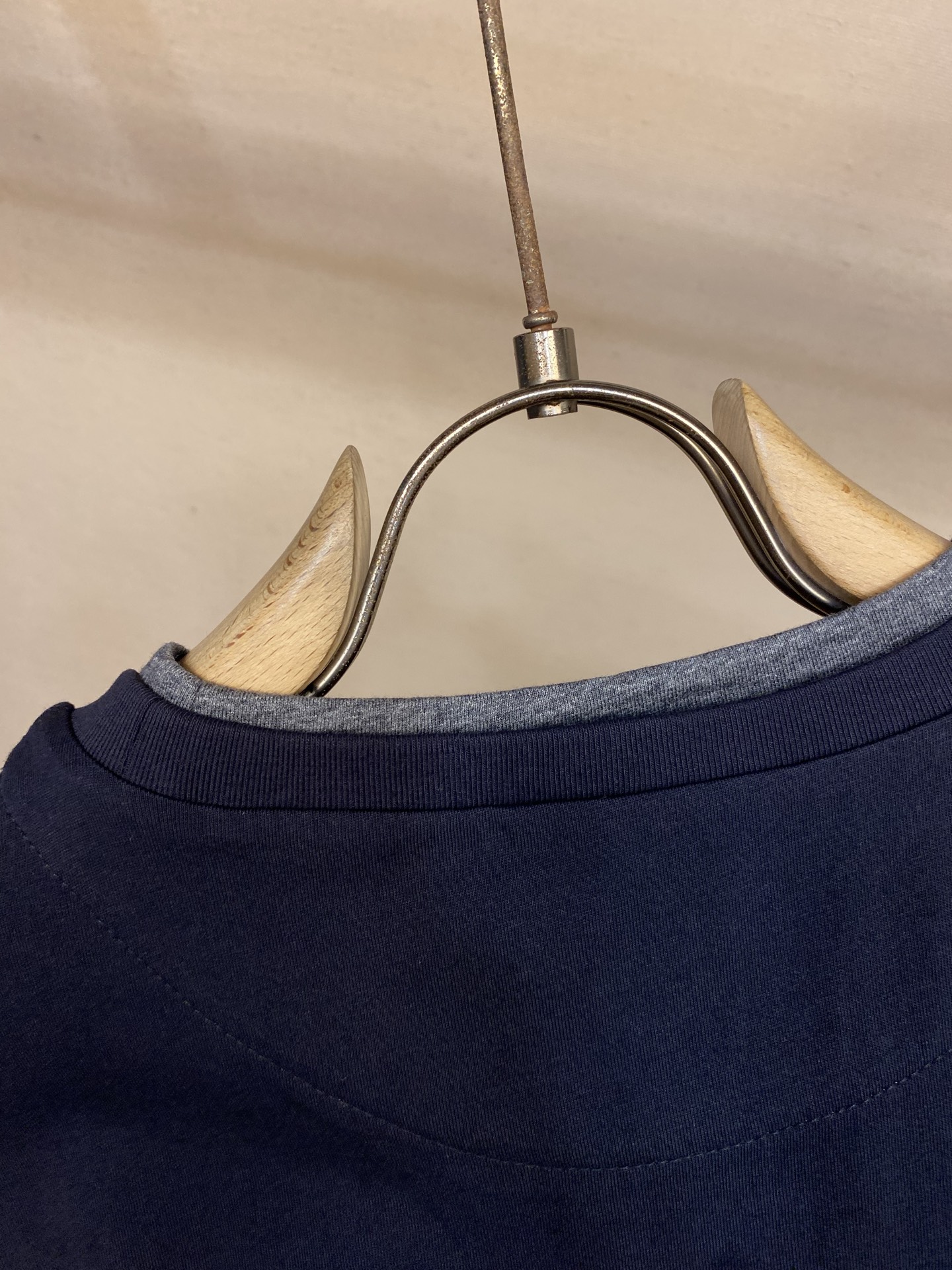 🌟🌟Prada，假两件三角标短袖 面料选择： 甄选高支长绒精梳棉面料作为衣身主料。棉纤维透气排汗性能优，