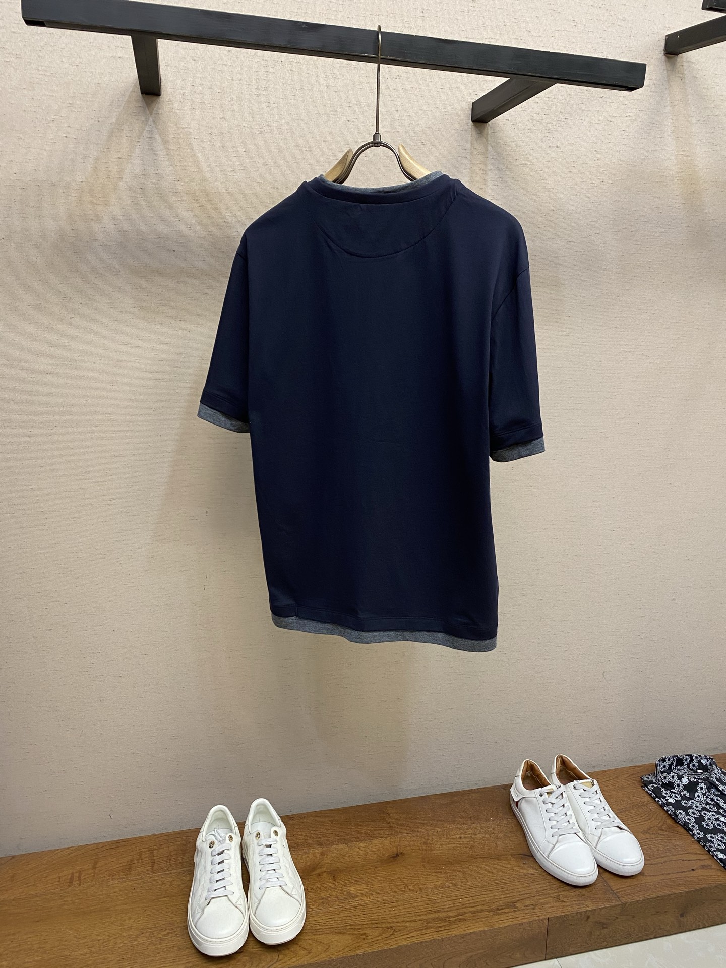 🌟🌟Prada，假两件三角标短袖 面料选择： 甄选高支长绒精梳棉面料作为衣身主料。棉纤维透气排汗性能优，