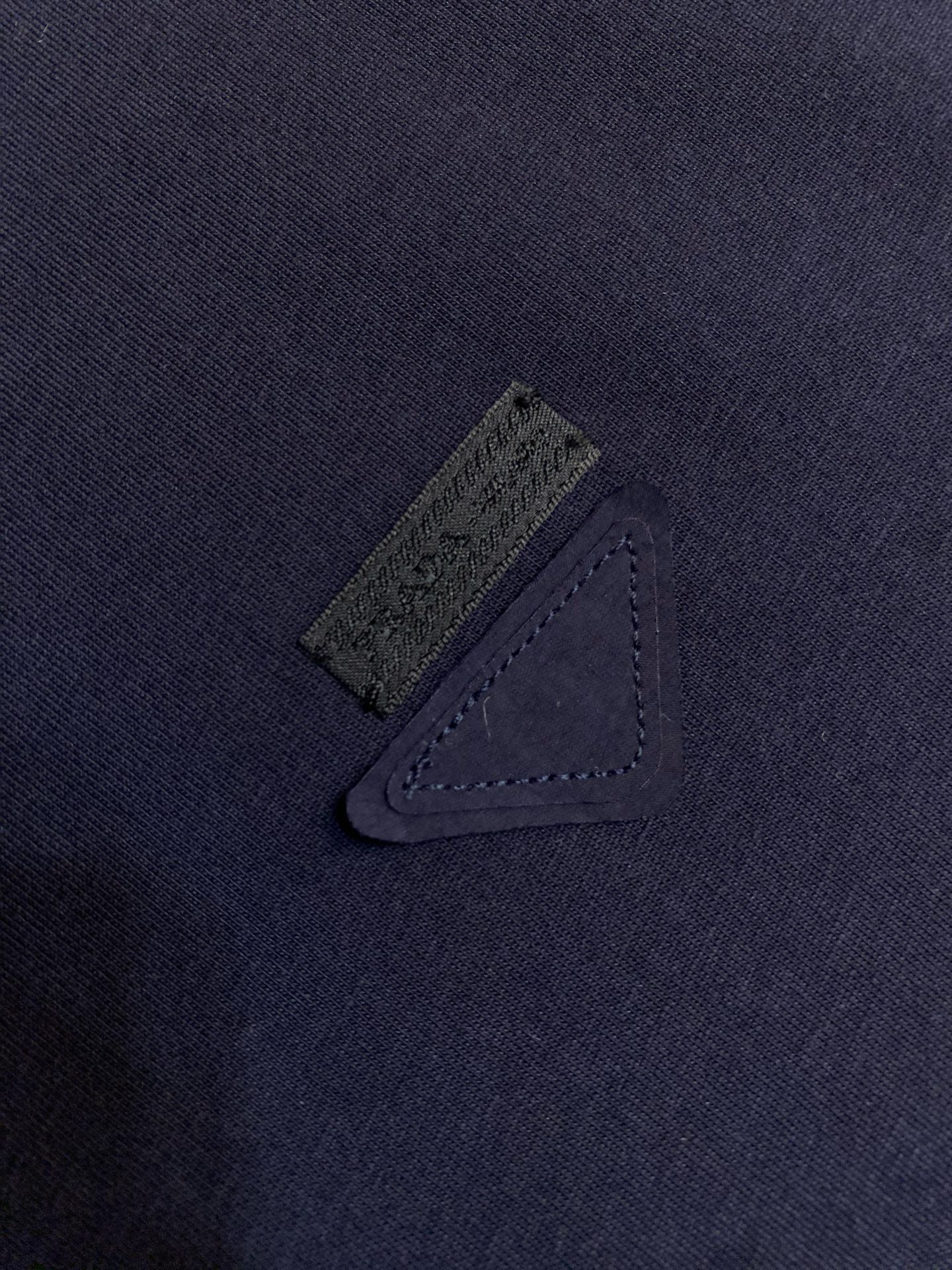 🌟🌟Prada，假两件三角标短袖 面料选择： 甄选高支长绒精梳棉面料作为衣身主料。棉纤维透气排汗性能优，
