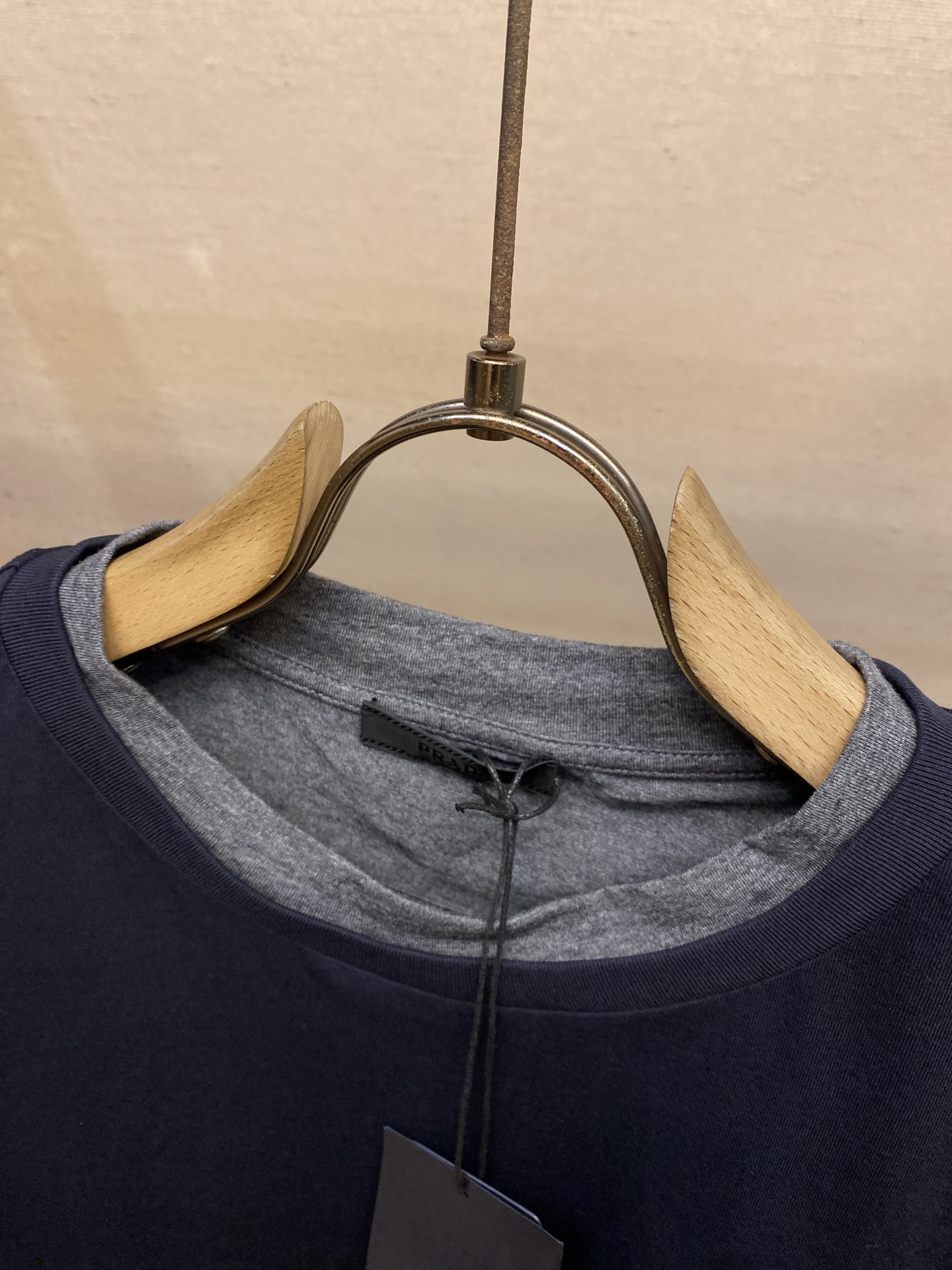 🌟🌟Prada，假两件三角标短袖 面料选择： 甄选高支长绒精梳棉面料作为衣身主料。棉纤维透气排汗性能优，