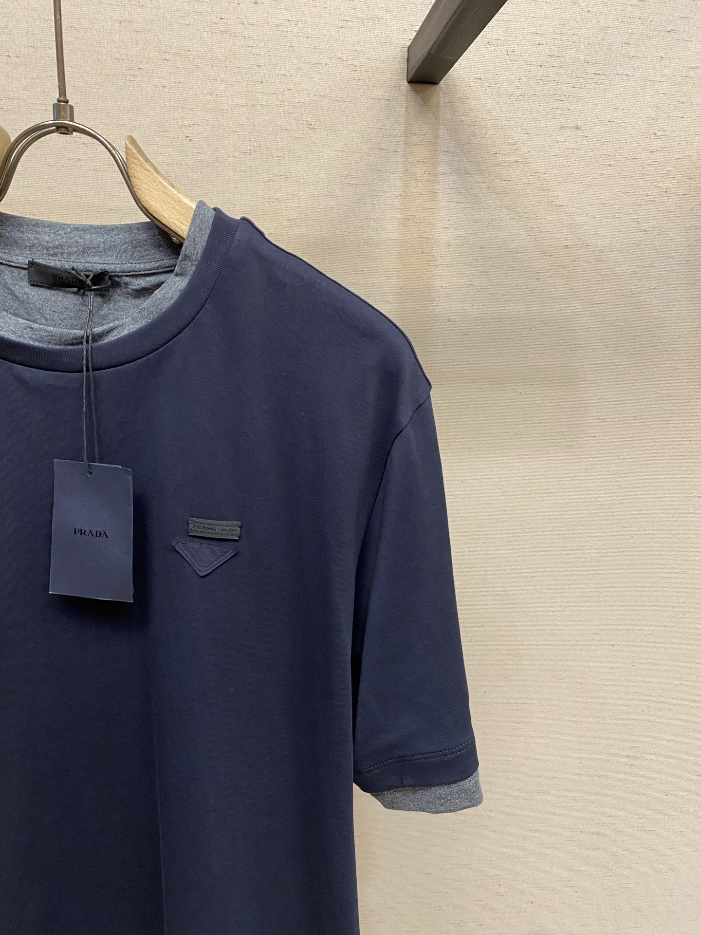 🌟🌟Prada，假两件三角标短袖 面料选择： 甄选高支长绒精梳棉面料作为衣身主料。棉纤维透气排汗性能优，