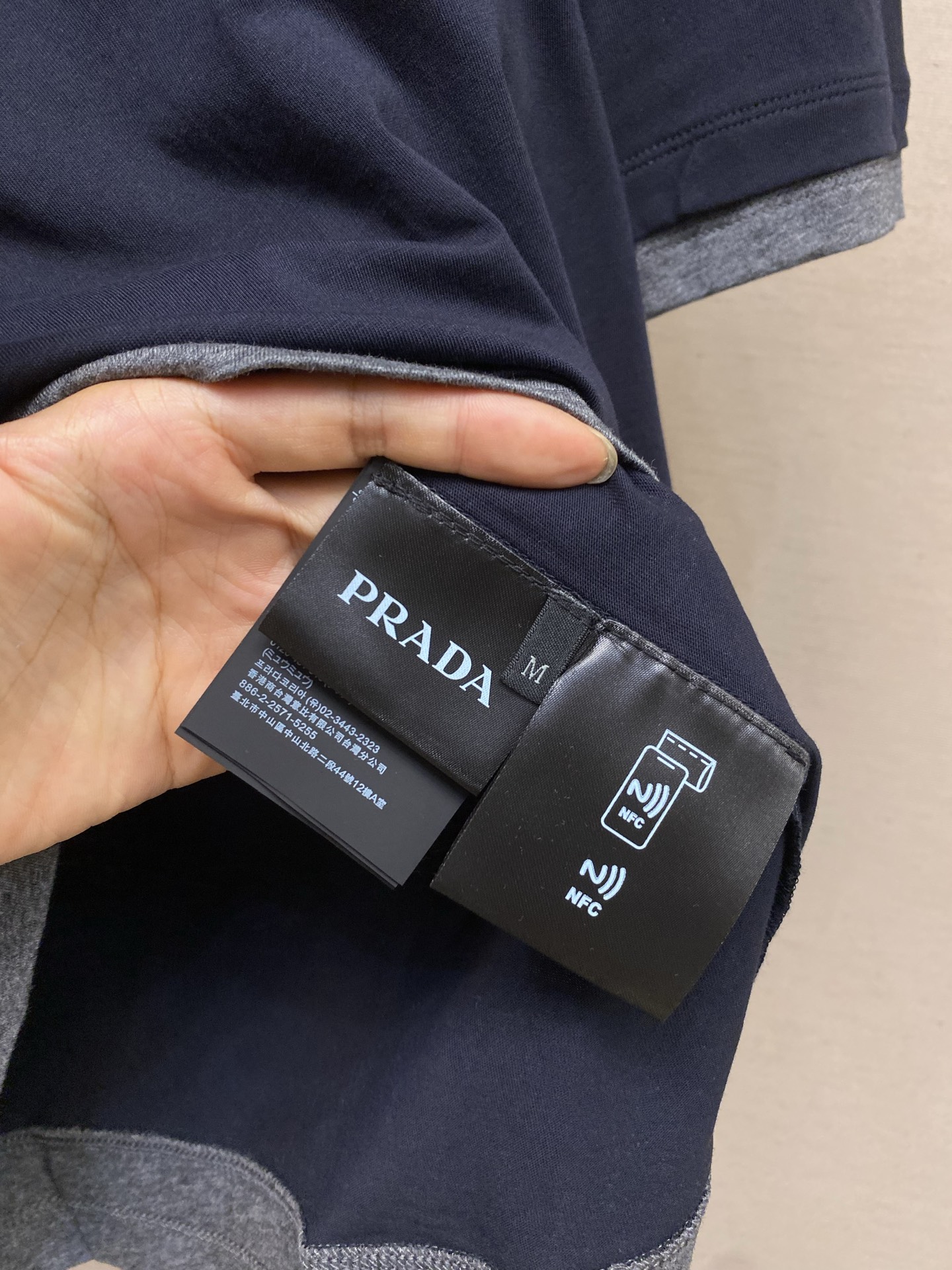 🌟🌟Prada，假两件三角标短袖 面料选择： 甄选高支长绒精梳棉面料作为衣身主料。棉纤维透气排汗性能优，