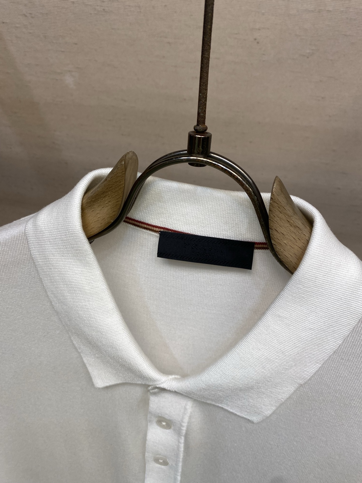 🌟🌟Prada，翻领Polo针织短袖T恤，采用高品质针织面料，柔软亲肤又透气，夏天穿超舒服 简约又有细节