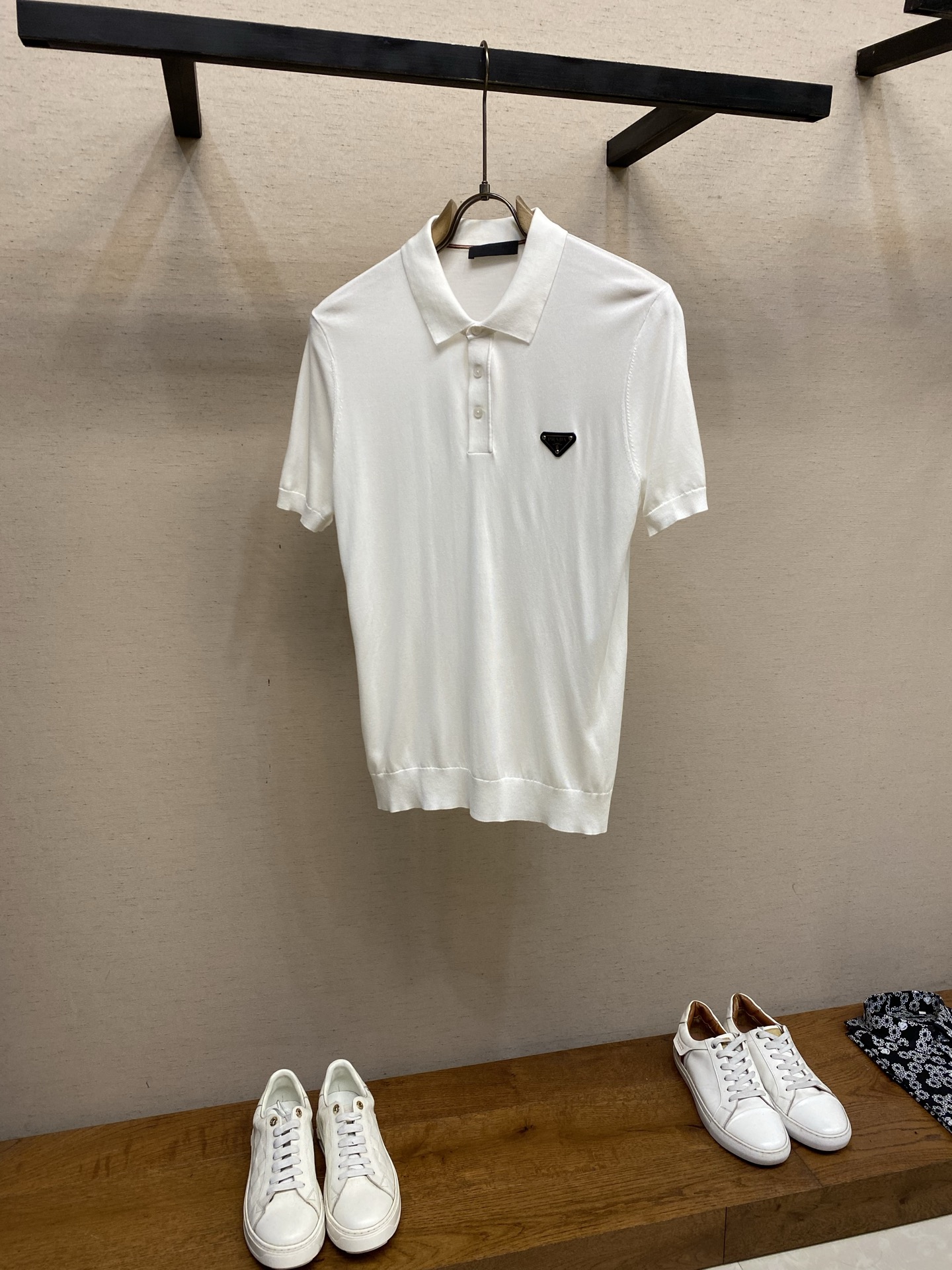 🌟🌟Prada，翻领Polo针织短袖T恤，采用高品质针织面料，柔软亲肤又透气，夏天穿超舒服 简约又有细节