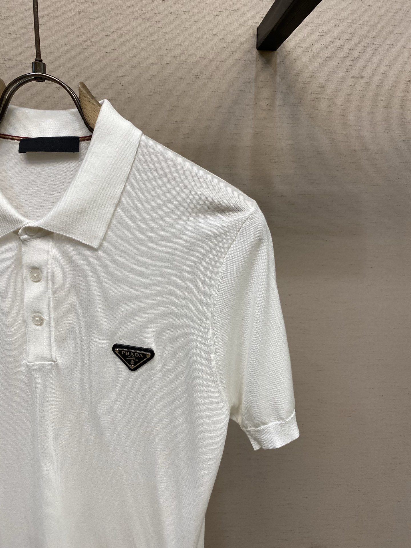🌟🌟Prada，翻领Polo针织短袖T恤，采用高品质针织面料，柔软亲肤又透气，夏天穿超舒服 简约又有细节