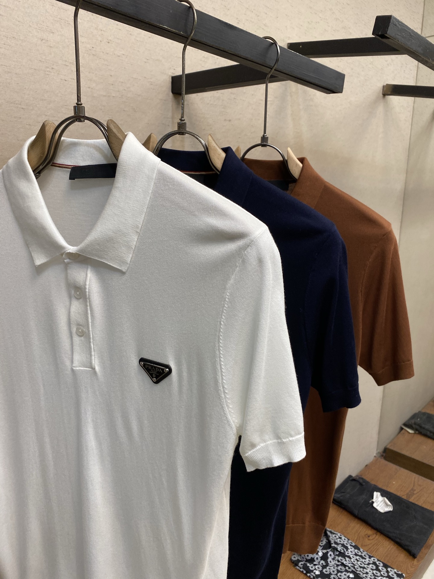 🌟🌟Prada，翻领Polo针织短袖T恤，采用高品质针织面料，柔软亲肤又透气，夏天穿超舒服 简约又有细节