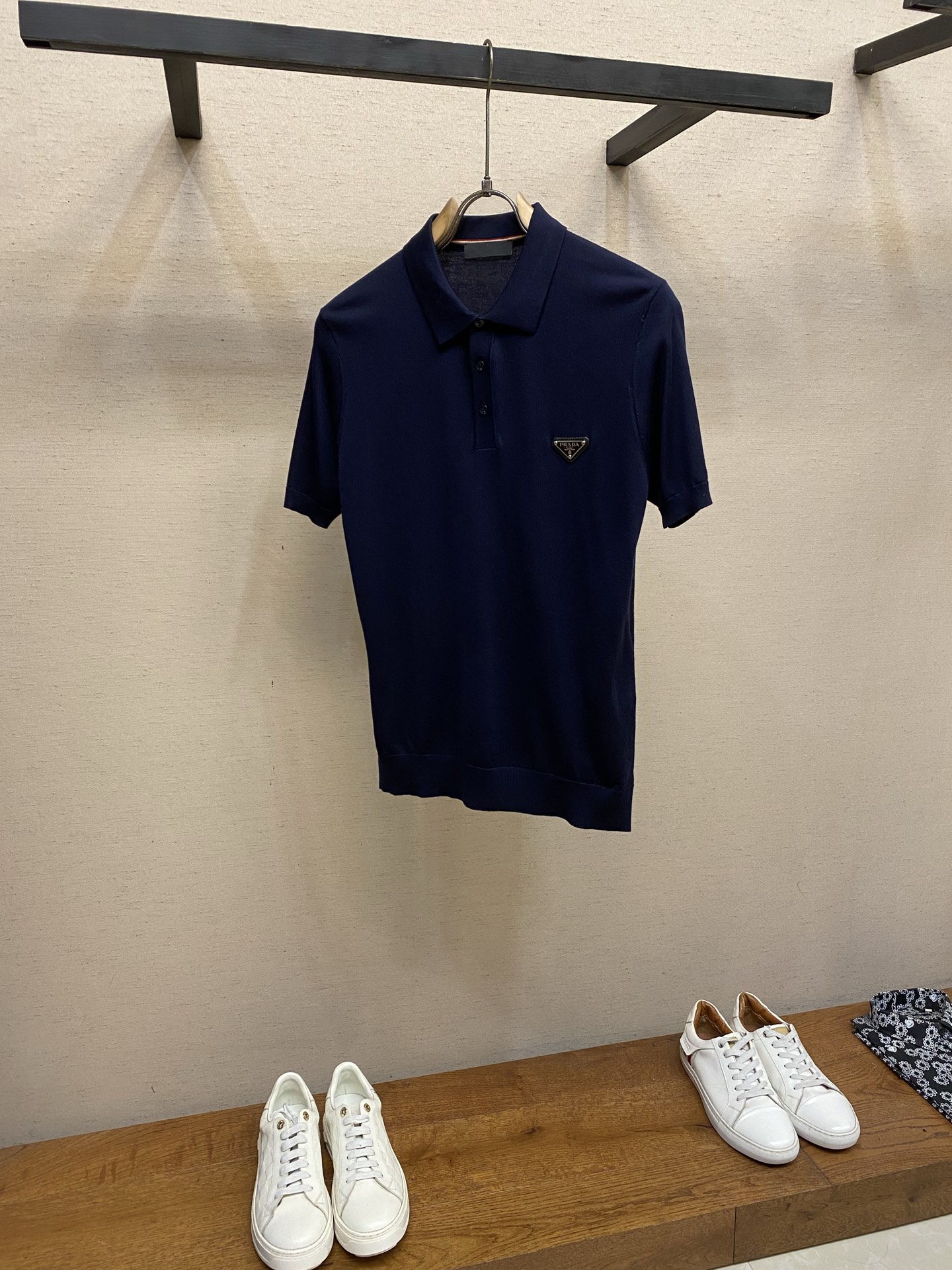 🌟🌟Prada，翻领Polo针织短袖T恤，采用高品质针织面料，柔软亲肤又透气，夏天穿超舒服 简约又有细节