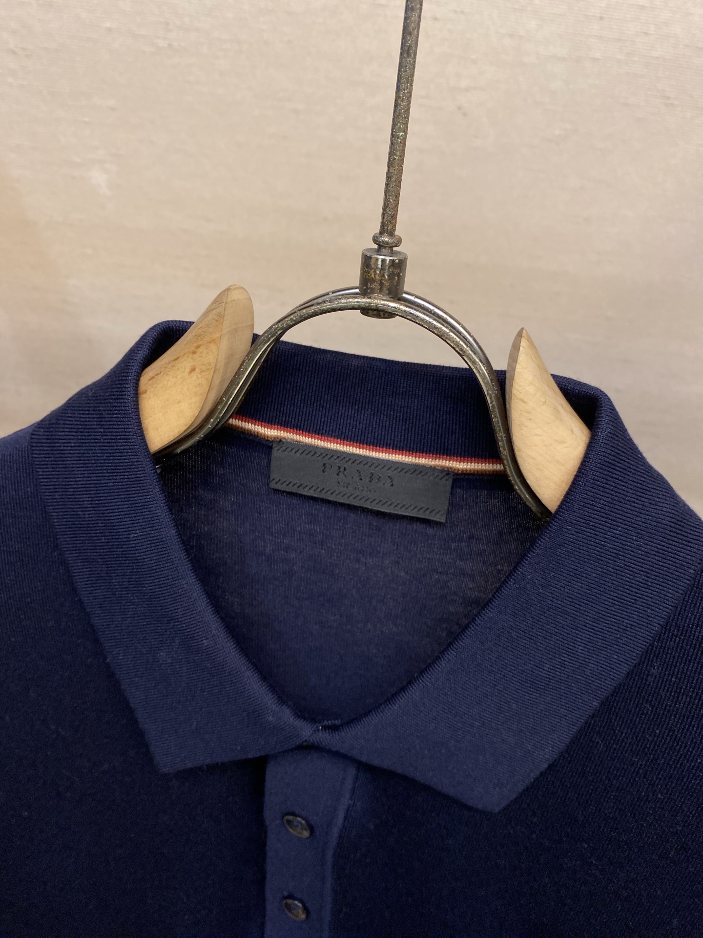 🌟🌟Prada，翻领Polo针织短袖T恤，采用高品质针织面料，柔软亲肤又透气，夏天穿超舒服 简约又有细节