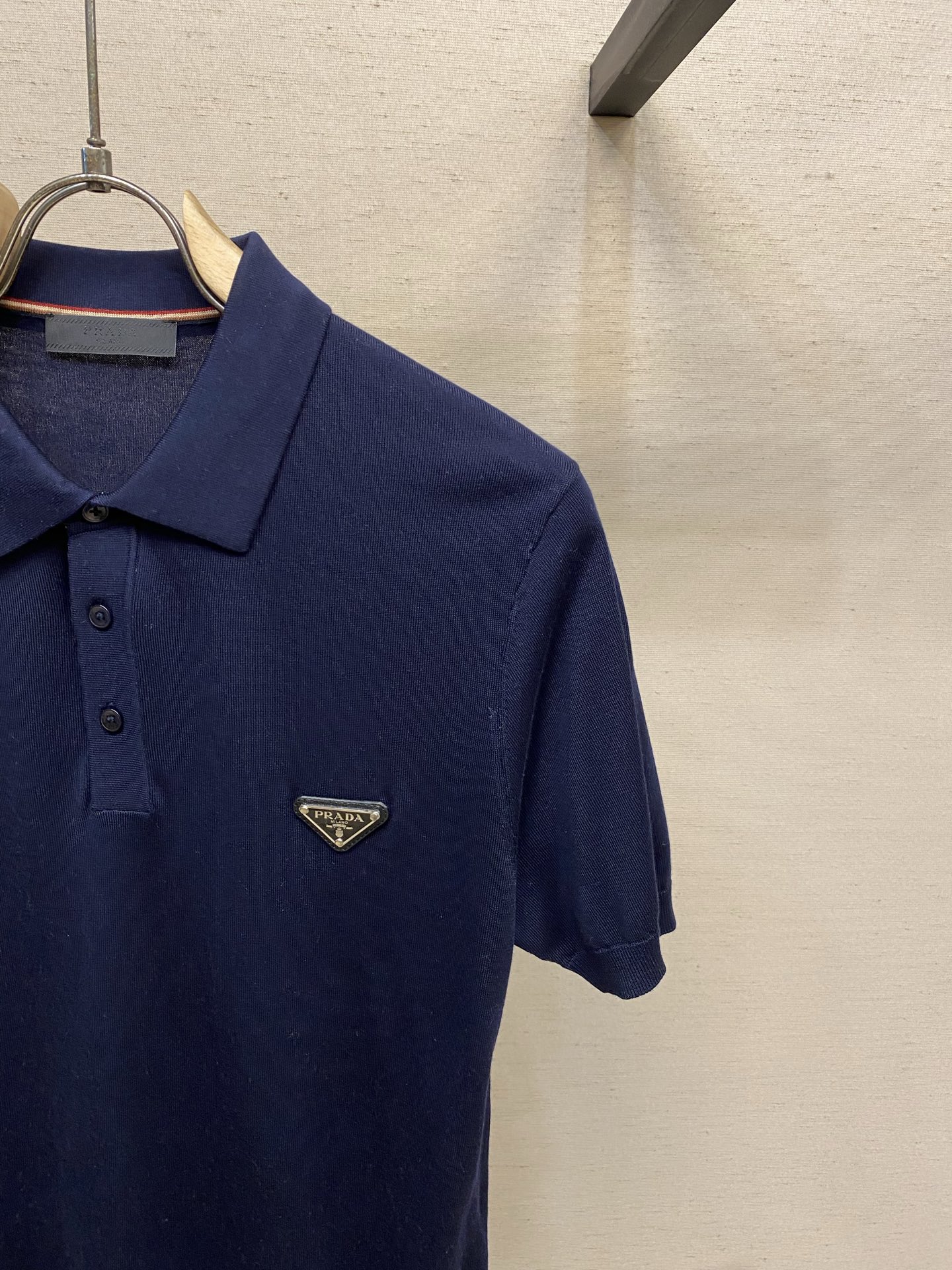 🌟🌟Prada，翻领Polo针织短袖T恤，采用高品质针织面料，柔软亲肤又透气，夏天穿超舒服 简约又有细节