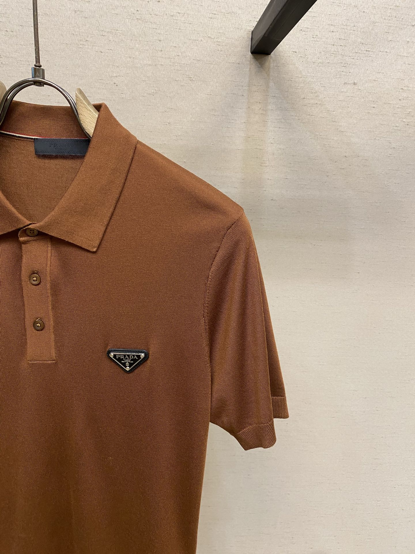 🌟🌟Prada，翻领Polo针织短袖T恤，采用高品质针织面料，柔软亲肤又透气，夏天穿超舒服 简约又有细节
