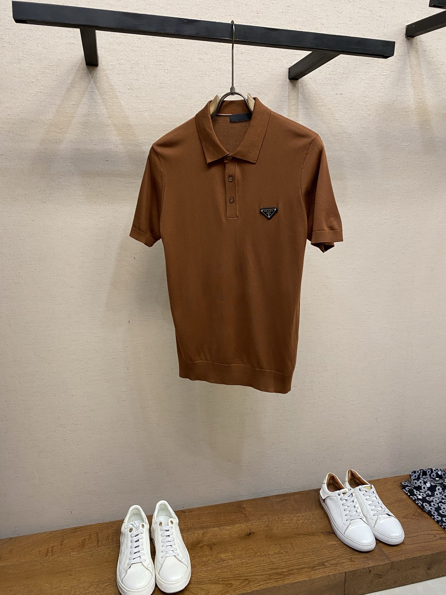 🌟🌟Prada，翻领Polo针织短袖T恤，采用高品质针织面料，柔软亲肤又透气，夏天穿超舒服 简约又有细节
