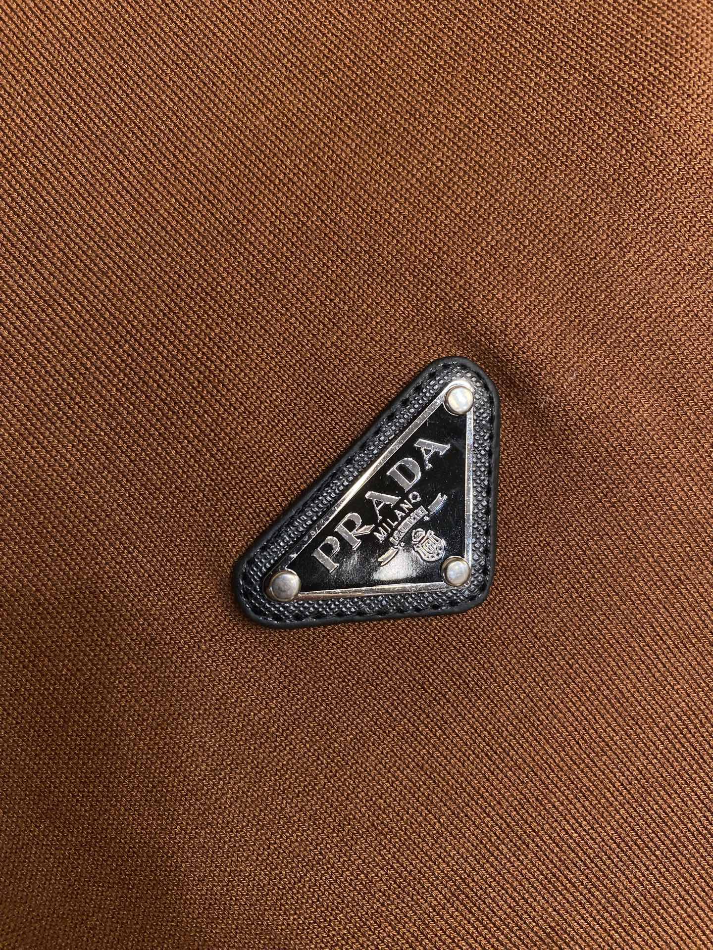 🌟🌟Prada，翻领Polo针织短袖T恤，采用高品质针织面料，柔软亲肤又透气，夏天穿超舒服 简约又有细节