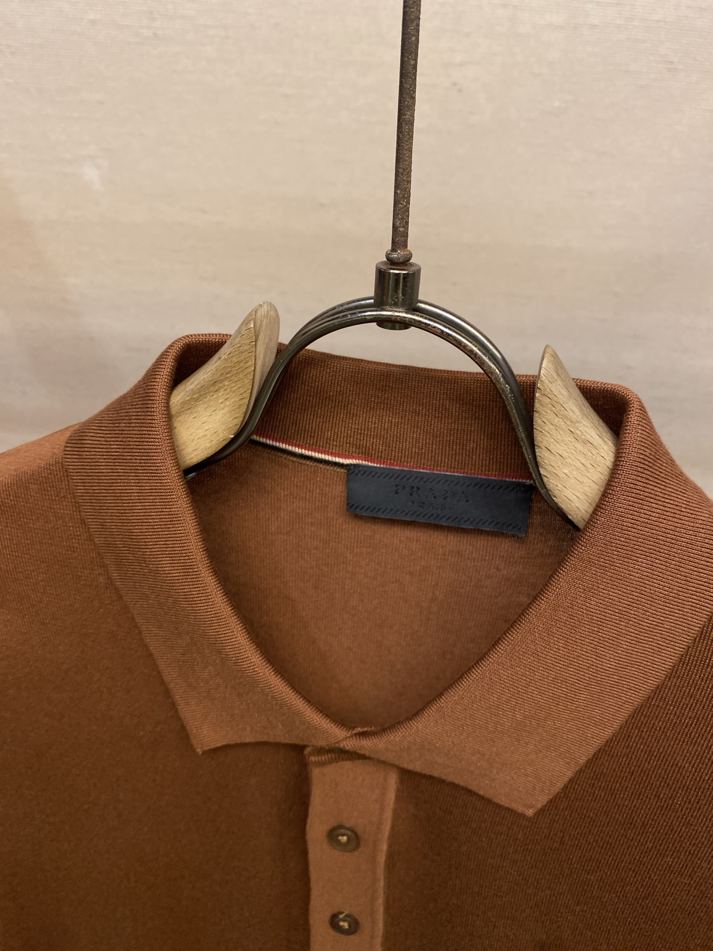 🌟🌟Prada，翻领Polo针织短袖T恤，采用高品质针织面料，柔软亲肤又透气，夏天穿超舒服 简约又有细节