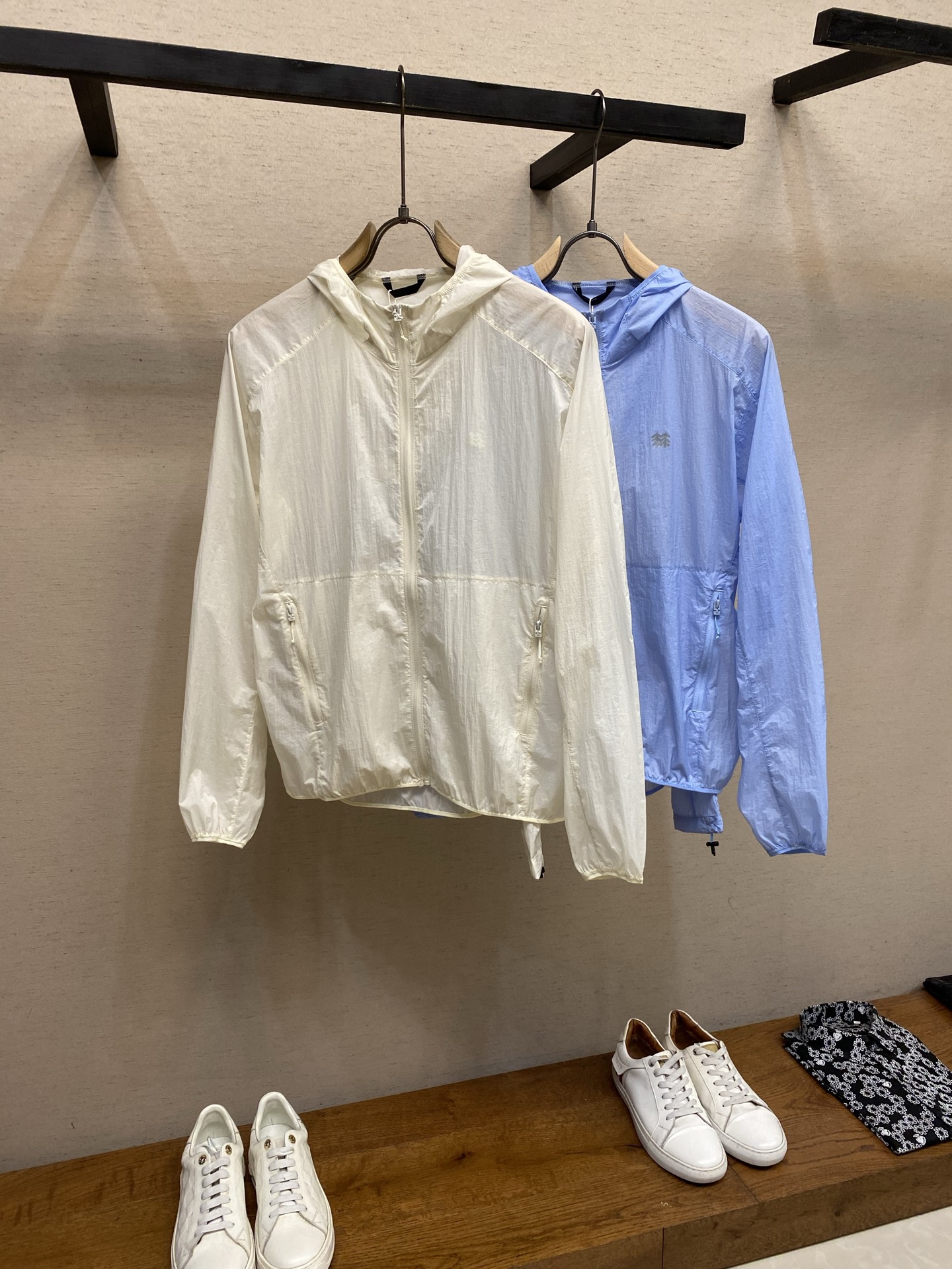 🌟🌟【女款】春夏新品 休闲防晒服，夏日外出旅游必备！能有效的抵挡紫外线，使你的肌肤不会受到伤害。非常轻薄