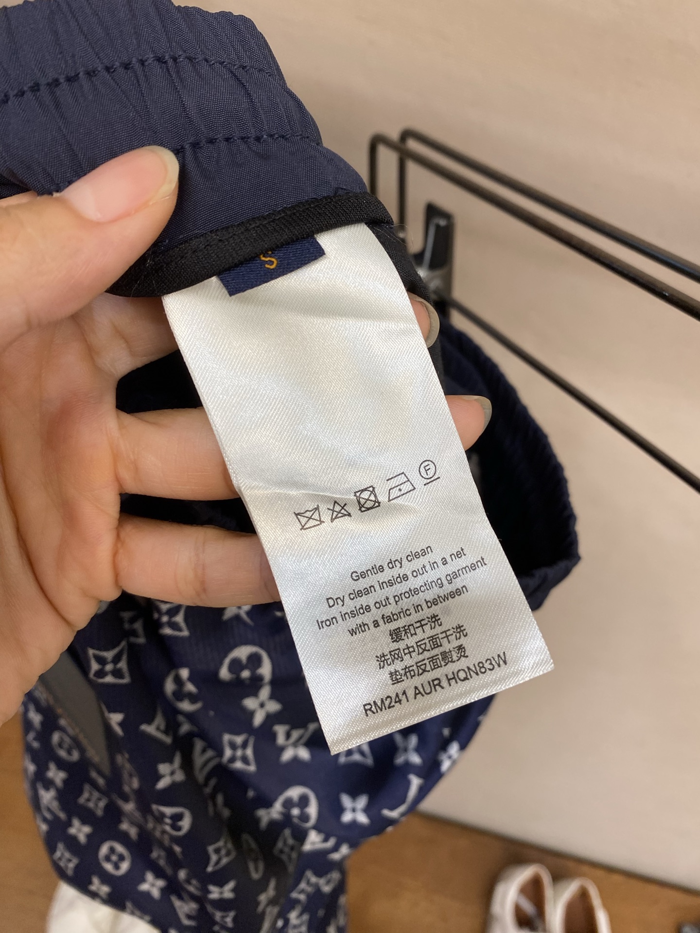 🌟🌟1V，V26新款 经典老花渐变拼接运动短裤。高级氛围感拉满的夏季轻奢运动神裤，面料软糯亲肤、透气不闷