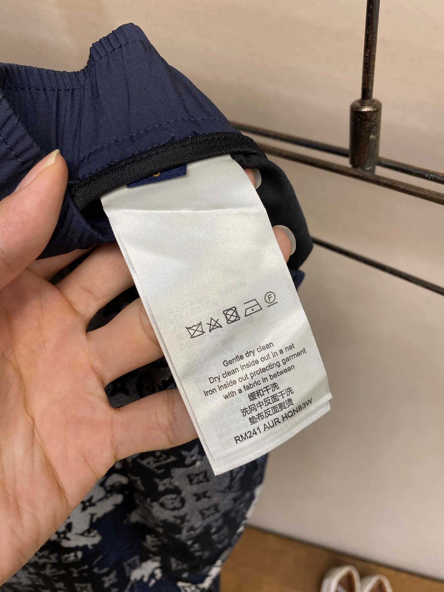 🌟🌟1V，V26新款 经典老花渐变拼接运动墨染短裤。高级氛围感拉满的夏季轻奢运动神裤，面料软糯亲肤、透气