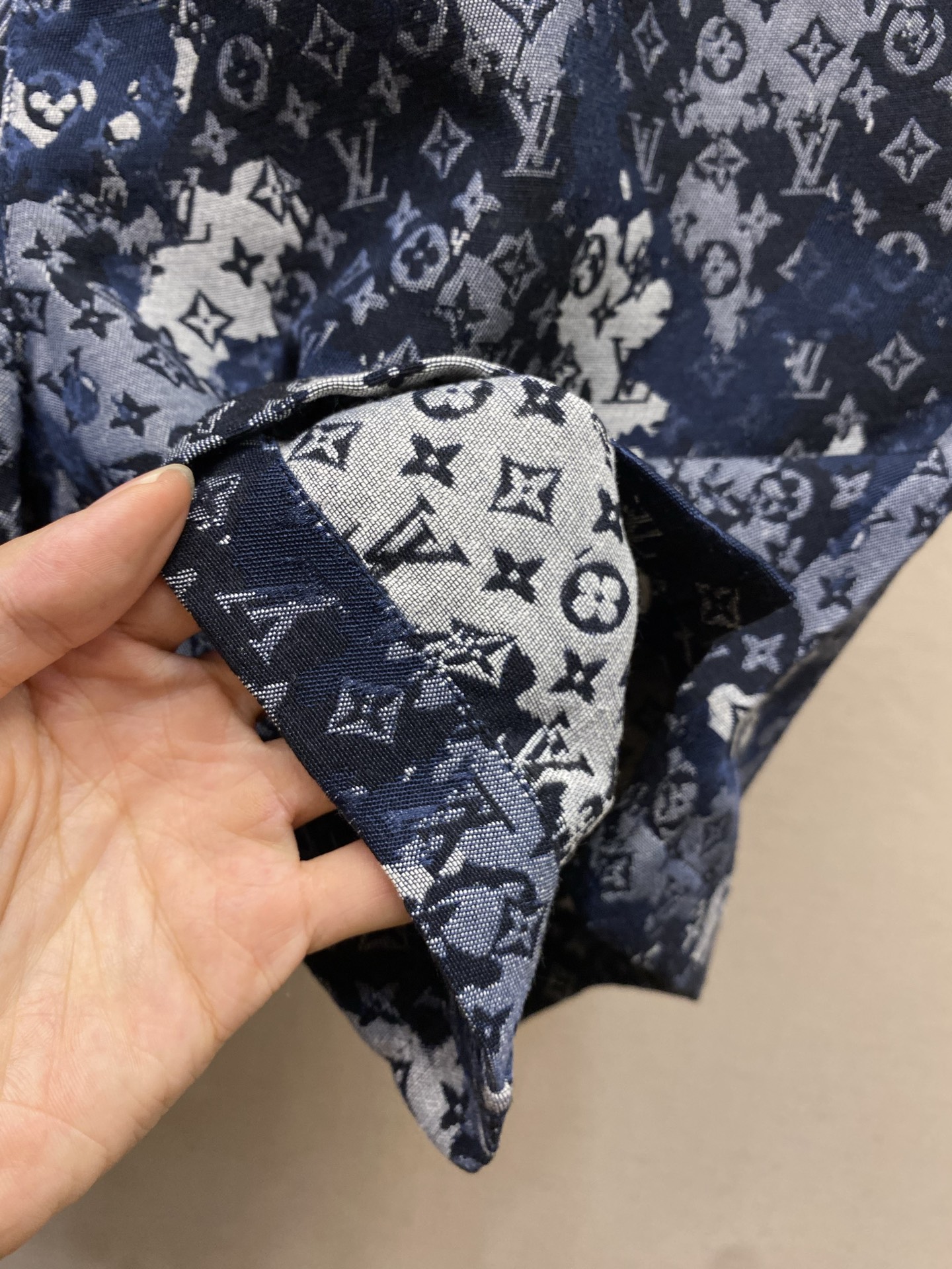 🌟🌟1V，V26新款 经典老花渐变拼接运动墨染短裤。高级氛围感拉满的夏季轻奢运动神裤，面料软糯亲肤、透气