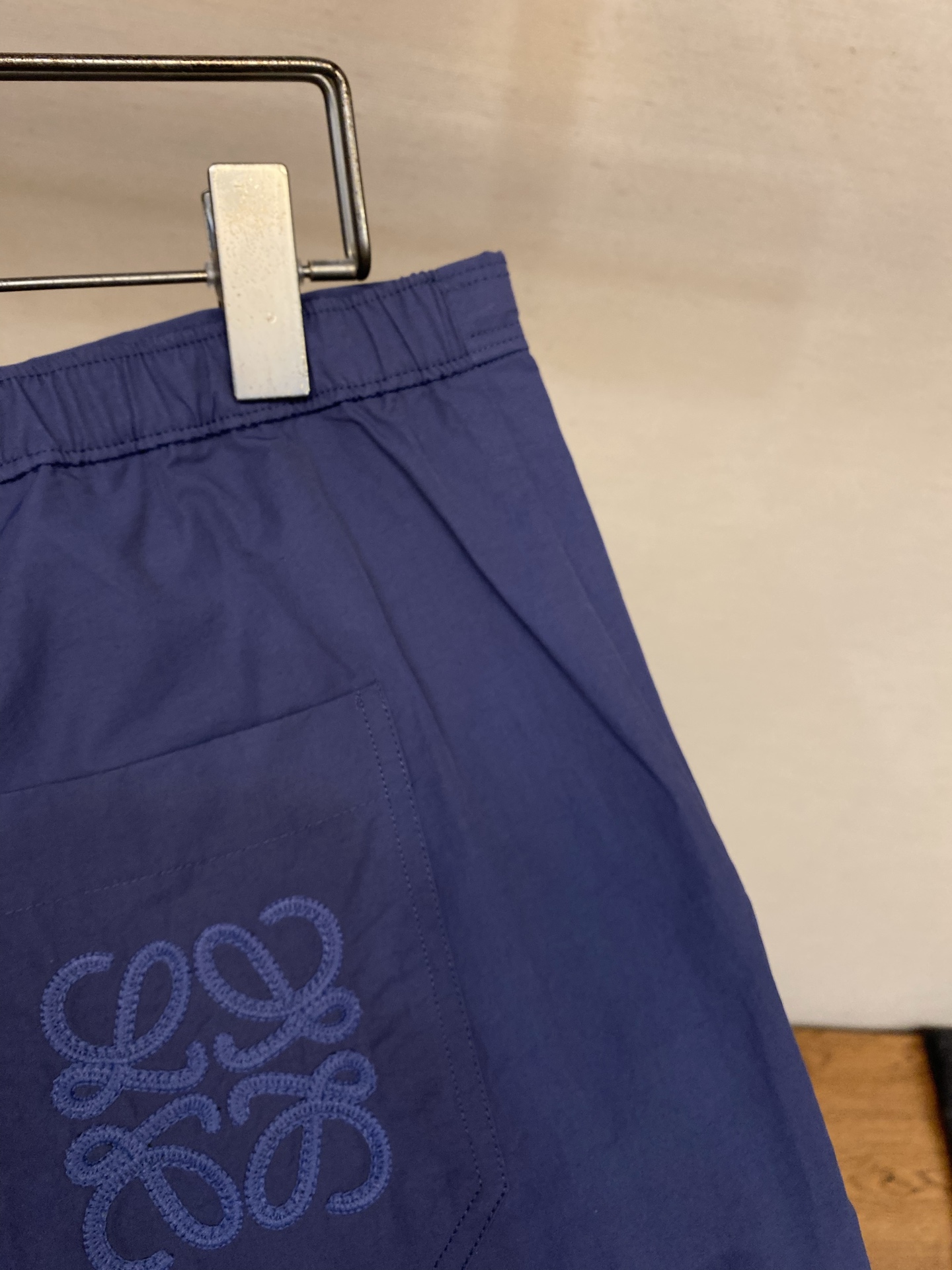 🌟🌟Loewe，贴袋绣花短裤 面料选择：甄选83%棉+17%锦纶混纺府绸而成。高含量棉纤维赋予面料天然亲