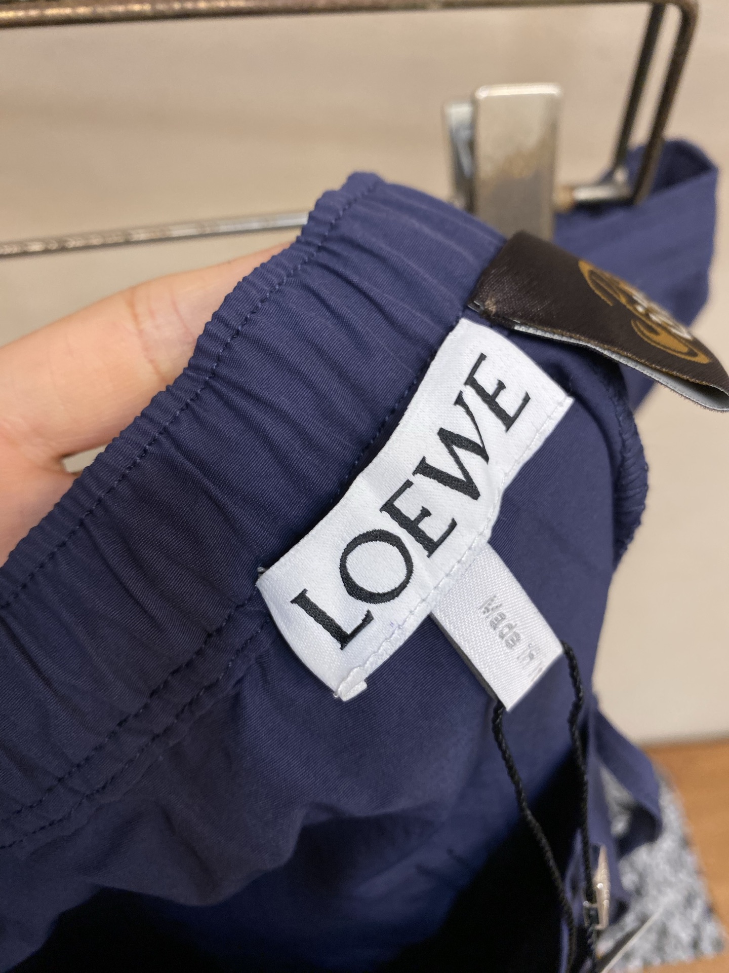 🌟🌟Loewe，贴袋绣花短裤 面料选择：甄选83%棉+17%锦纶混纺府绸而成。高含量棉纤维赋予面料天然亲