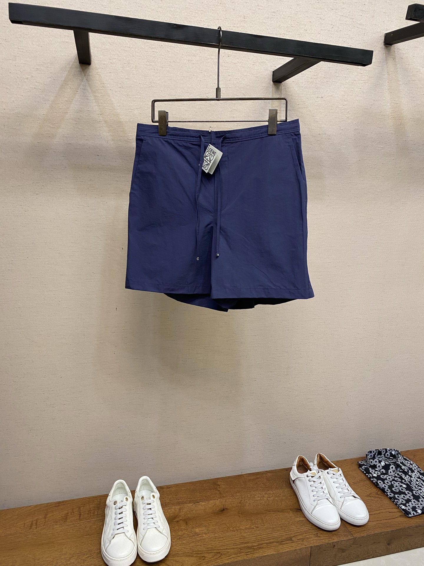 🌟🌟Loewe，贴袋绣花短裤 面料选择：甄选83%棉+17%锦纶混纺府绸而成。高含量棉纤维赋予面料天然亲