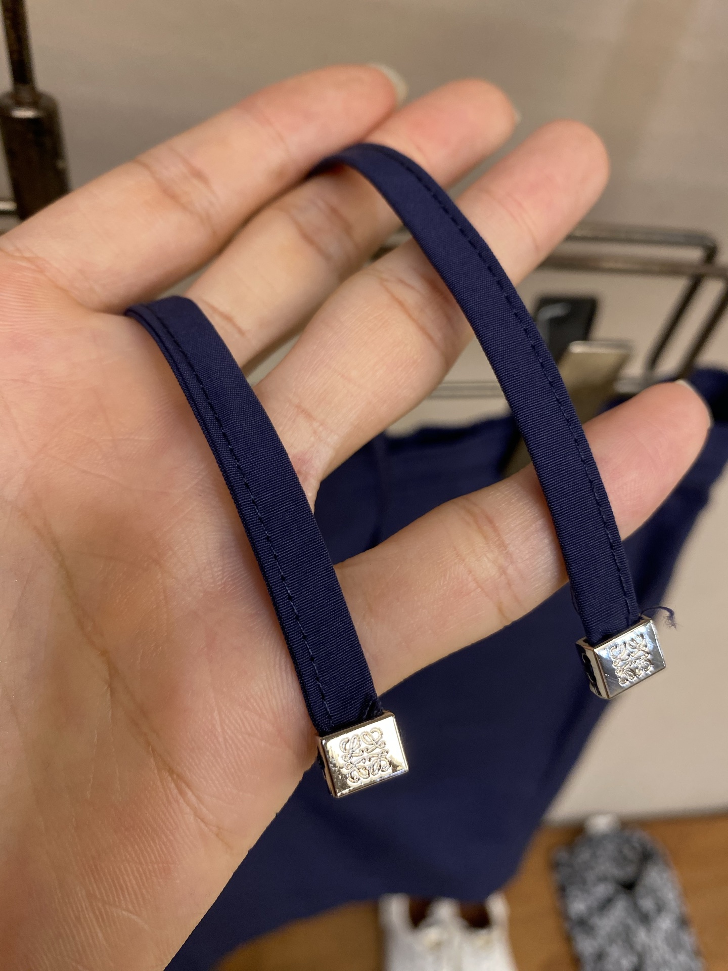 🌟🌟Loewe，贴袋绣花短裤 面料选择：甄选83%棉+17%锦纶混纺府绸而成。高含量棉纤维赋予面料天然亲