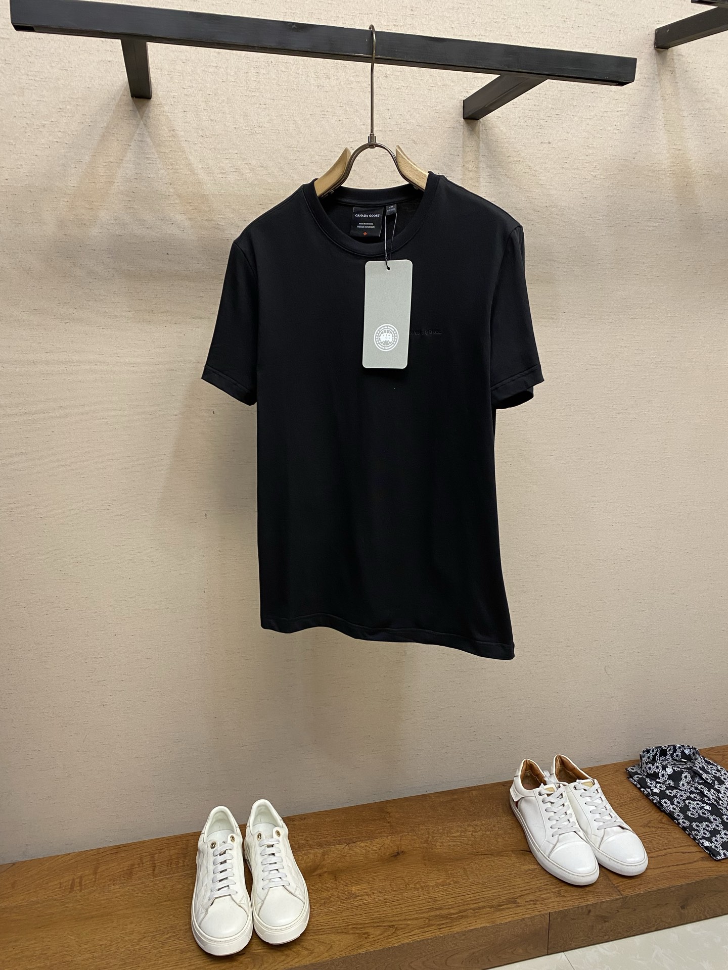 🌟🌟，Cangoose饰刺绣圆领短袖面料选择：甄选高支双股精梳棉面料，双股合股工艺让纱线更紧实，布面呈现