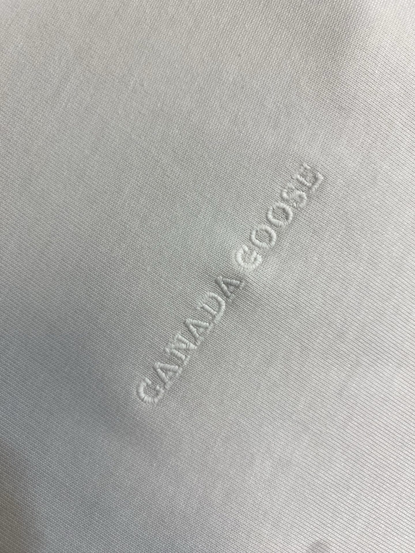 🌟🌟，Cangoose饰刺绣圆领短袖面料选择：甄选高支双股精梳棉面料，双股合股工艺让纱线更紧实，布面呈现