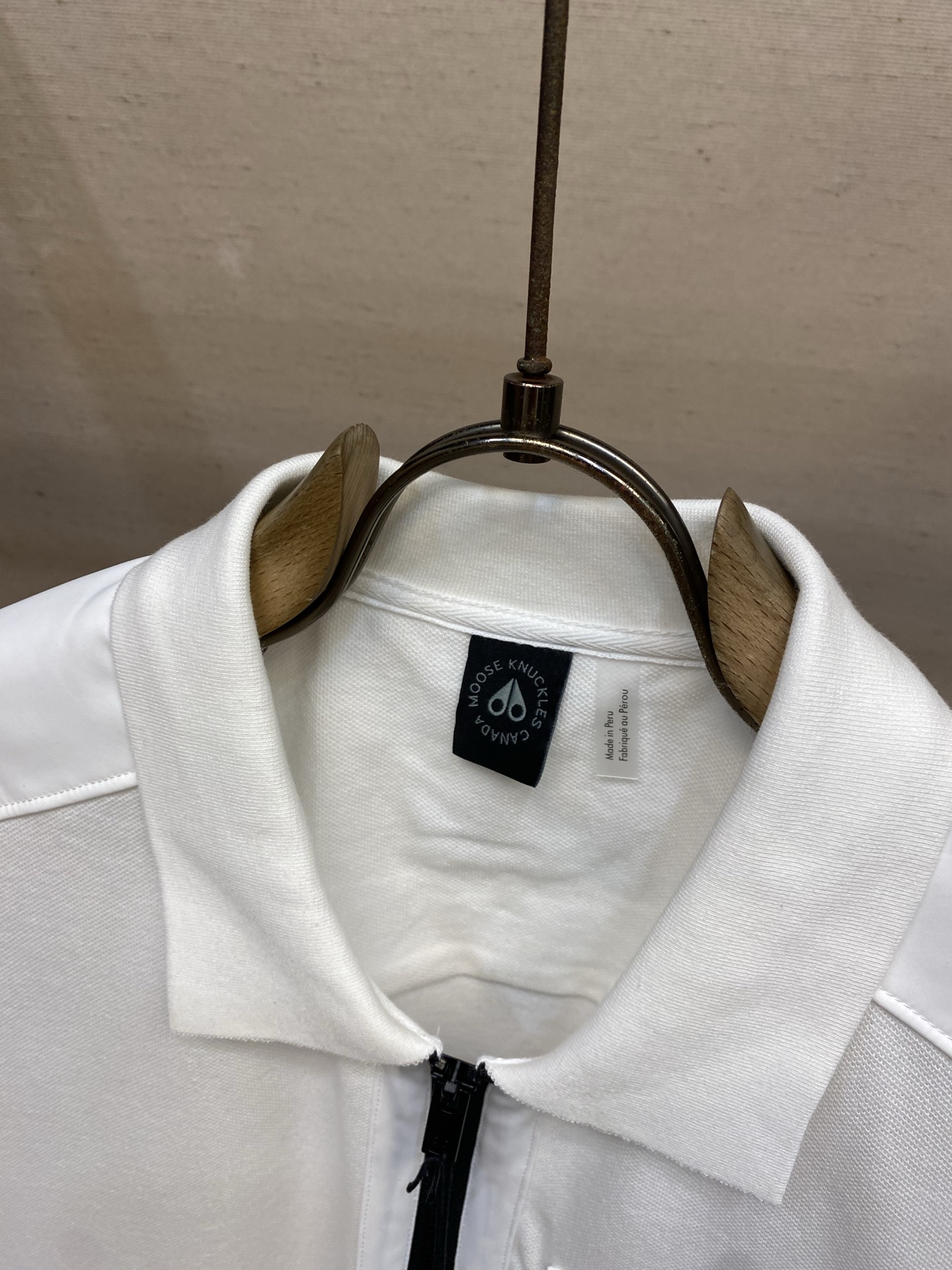 🌟🌟，moos kn贴袋饰标翻领短袖面料选择：甄选高支双股平纹棉，采用优质棉线合股纺织而成，纱线强度显著