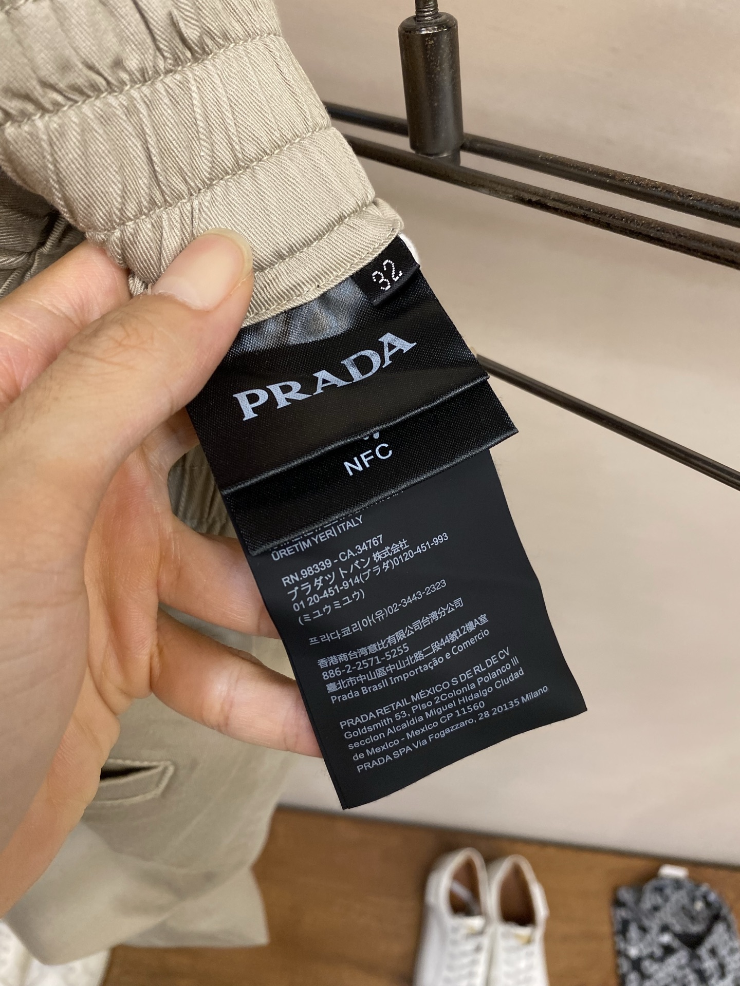 🌟🌟Prada，男士休闲短裤👍 最新款上身版型无敌正！绝对可以闭眼收的一款此款裤子非常百搭，弹力腰围,日