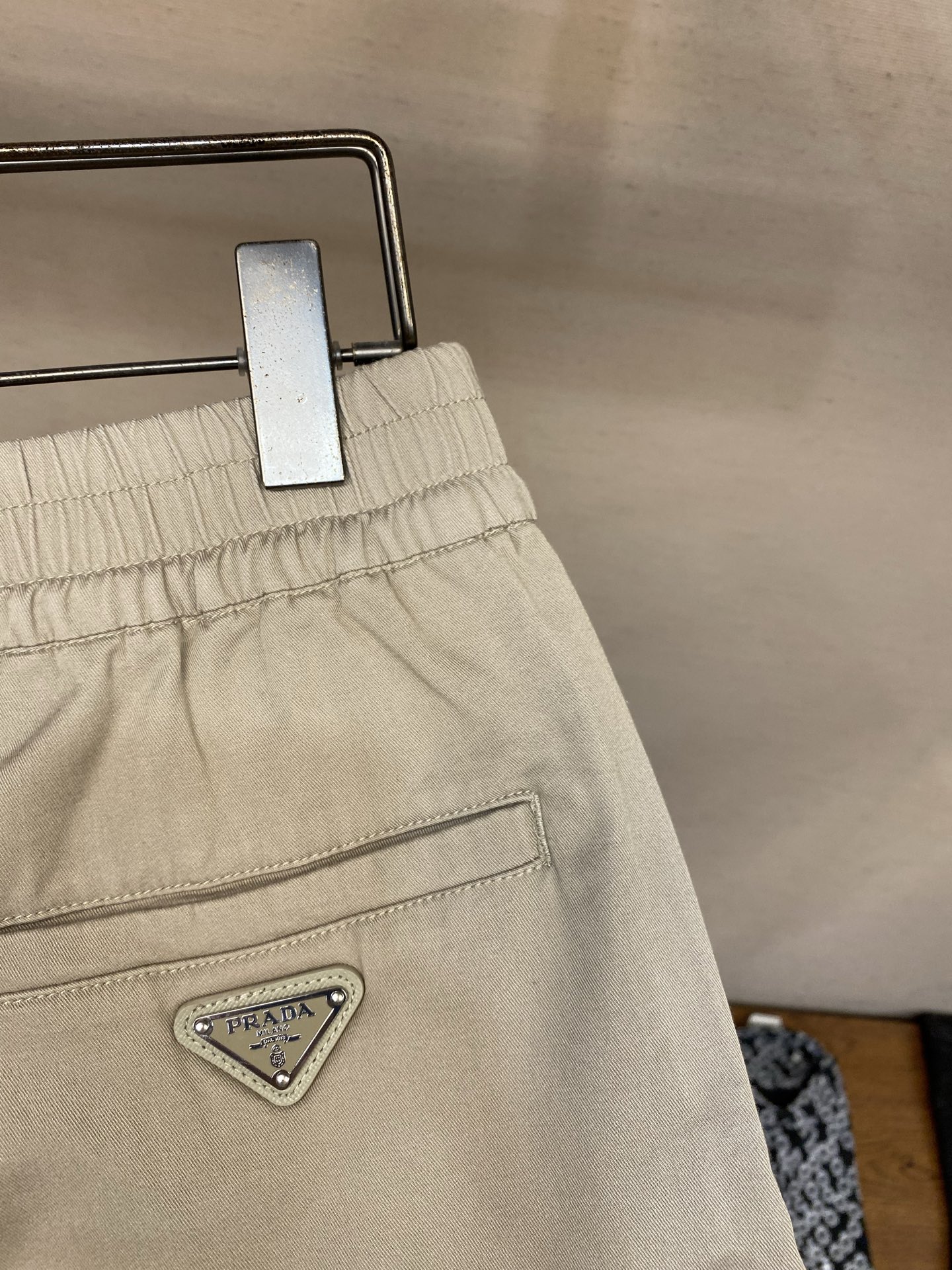 🌟🌟Prada，男士休闲短裤👍 最新款上身版型无敌正！绝对可以闭眼收的一款此款裤子非常百搭，弹力腰围,日