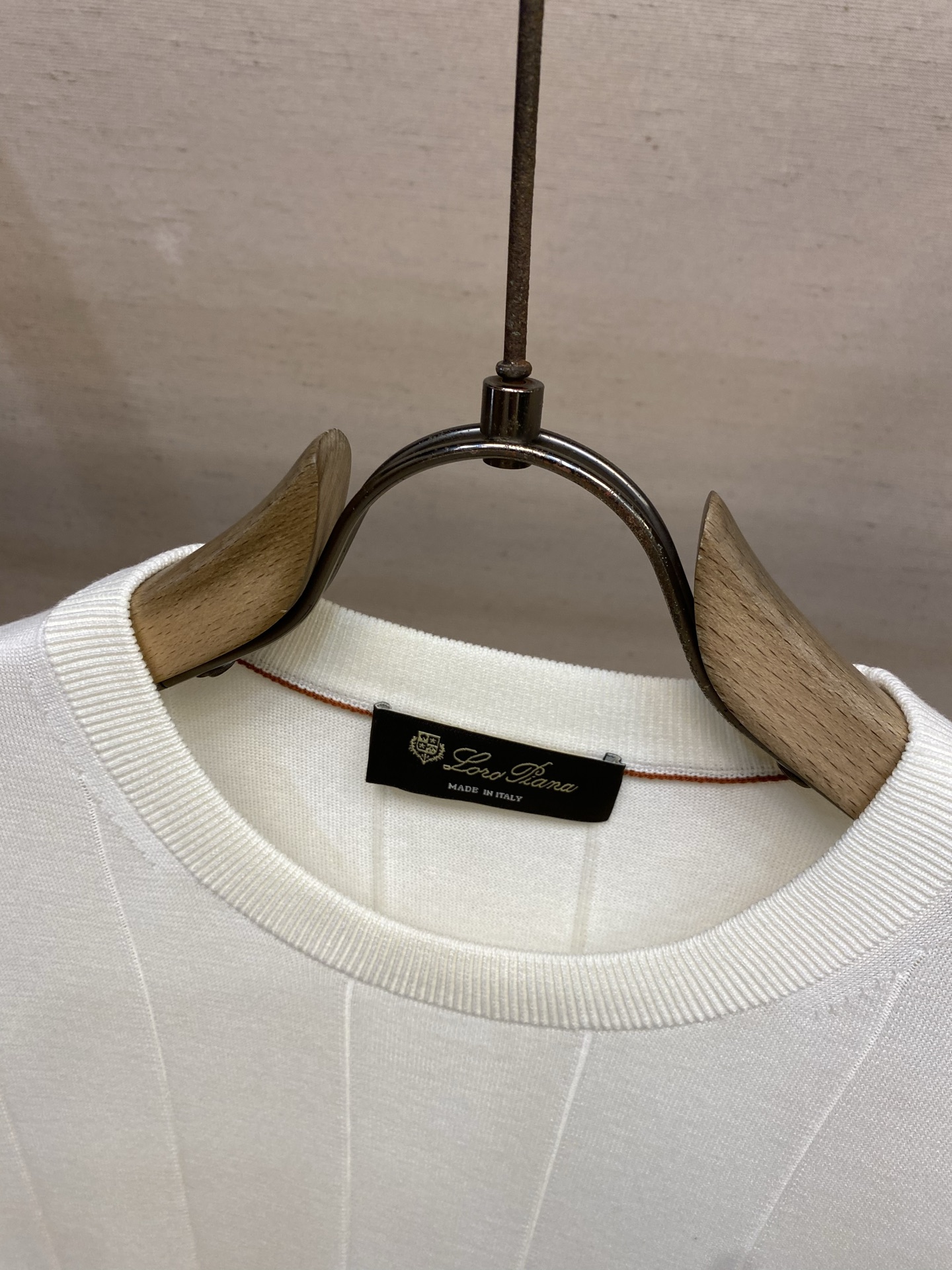 🌟🌟 Loro Piana，各大奢品在设计上加入了坑条的元素，立体大坑条组织更简洁时尚、无论单穿或者做内