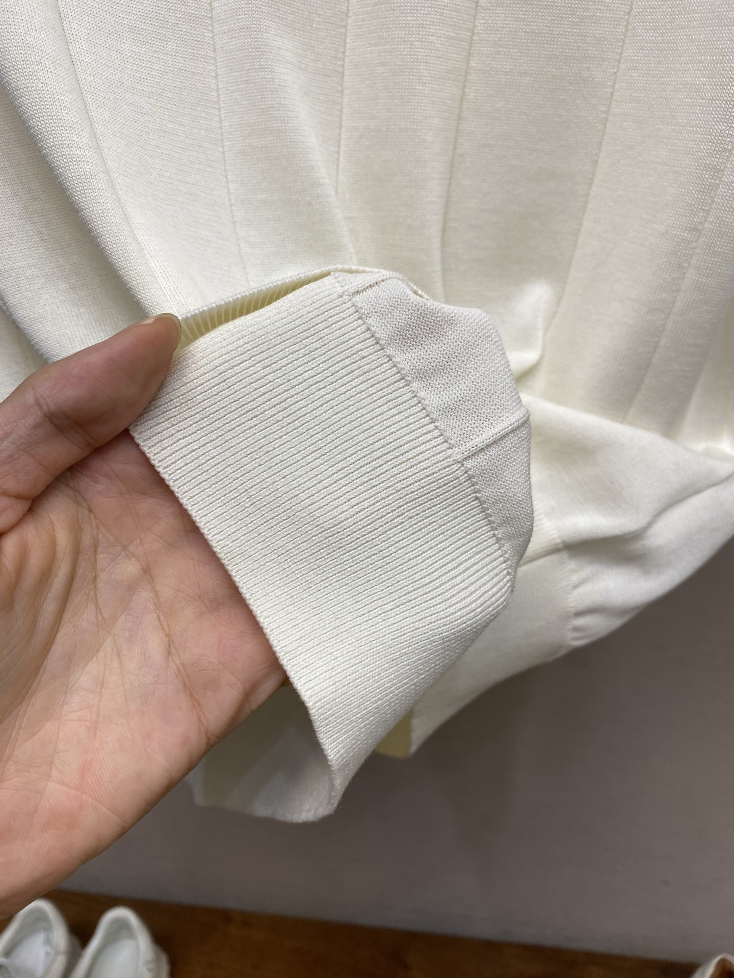 🌟🌟 Loro Piana，各大奢品在设计上加入了坑条的元素，立体大坑条组织更简洁时尚、无论单穿或者做内